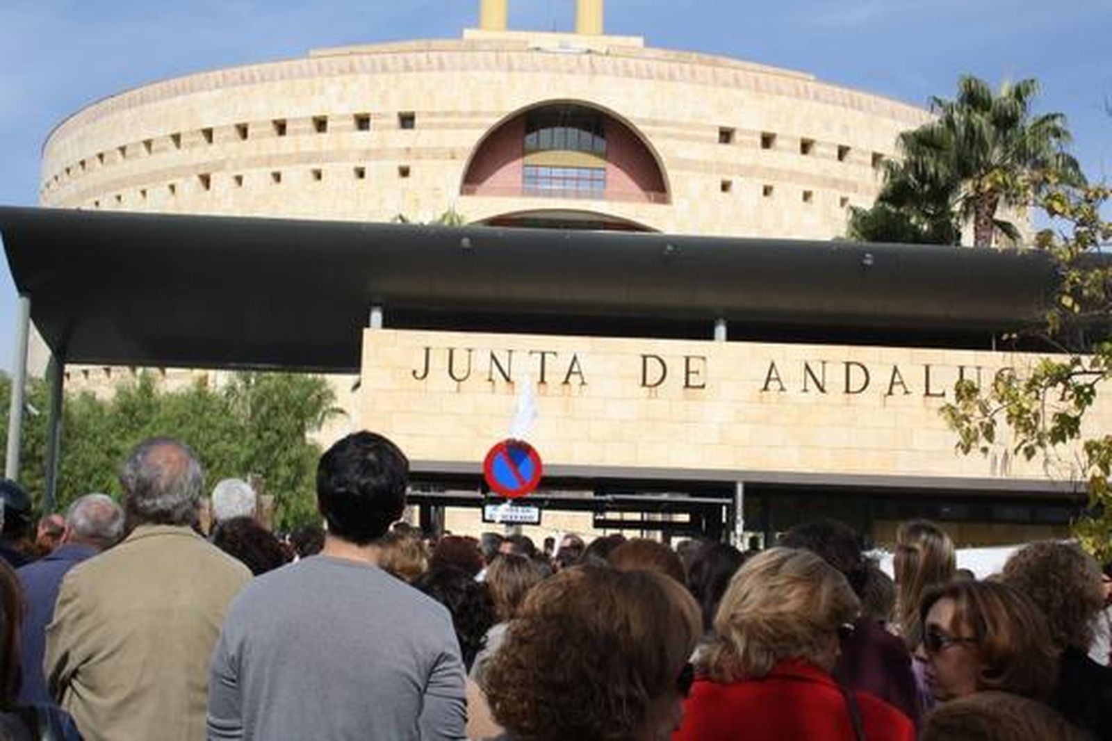Los funcionarios de la Junta y algunos representantes del CSIF protestan frente a Torretriana.

Foto: Redacci?
