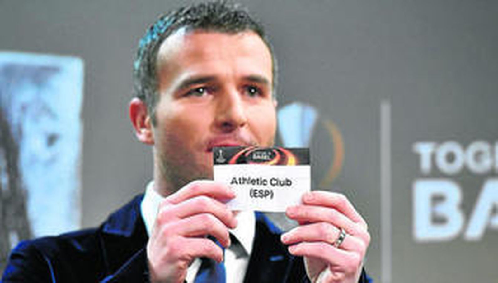 El ex jugador suizo Alexander Frey, embajador de la final de la UEL en Basilea, muestra la cartulina del Athletic Club de Bilbao en el sorteo.