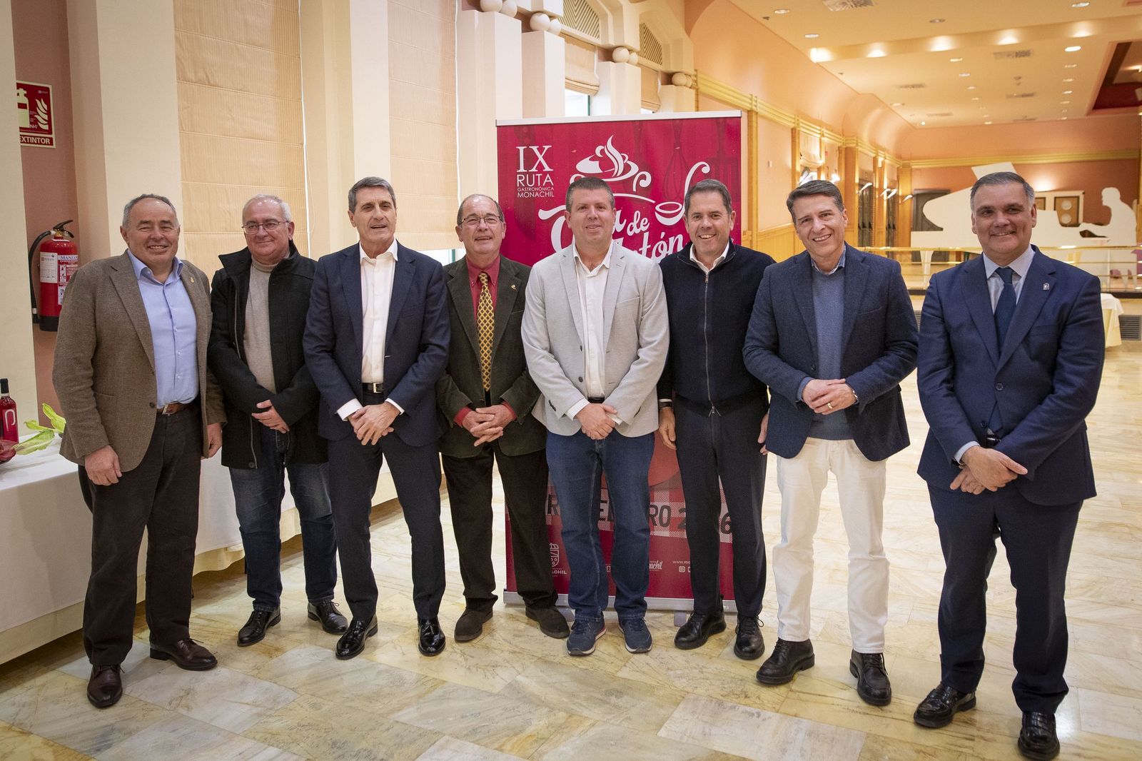 Fotografía de familia con las auridades del evento quienes presidieron el acto de degustación de la Olla de San Antón.