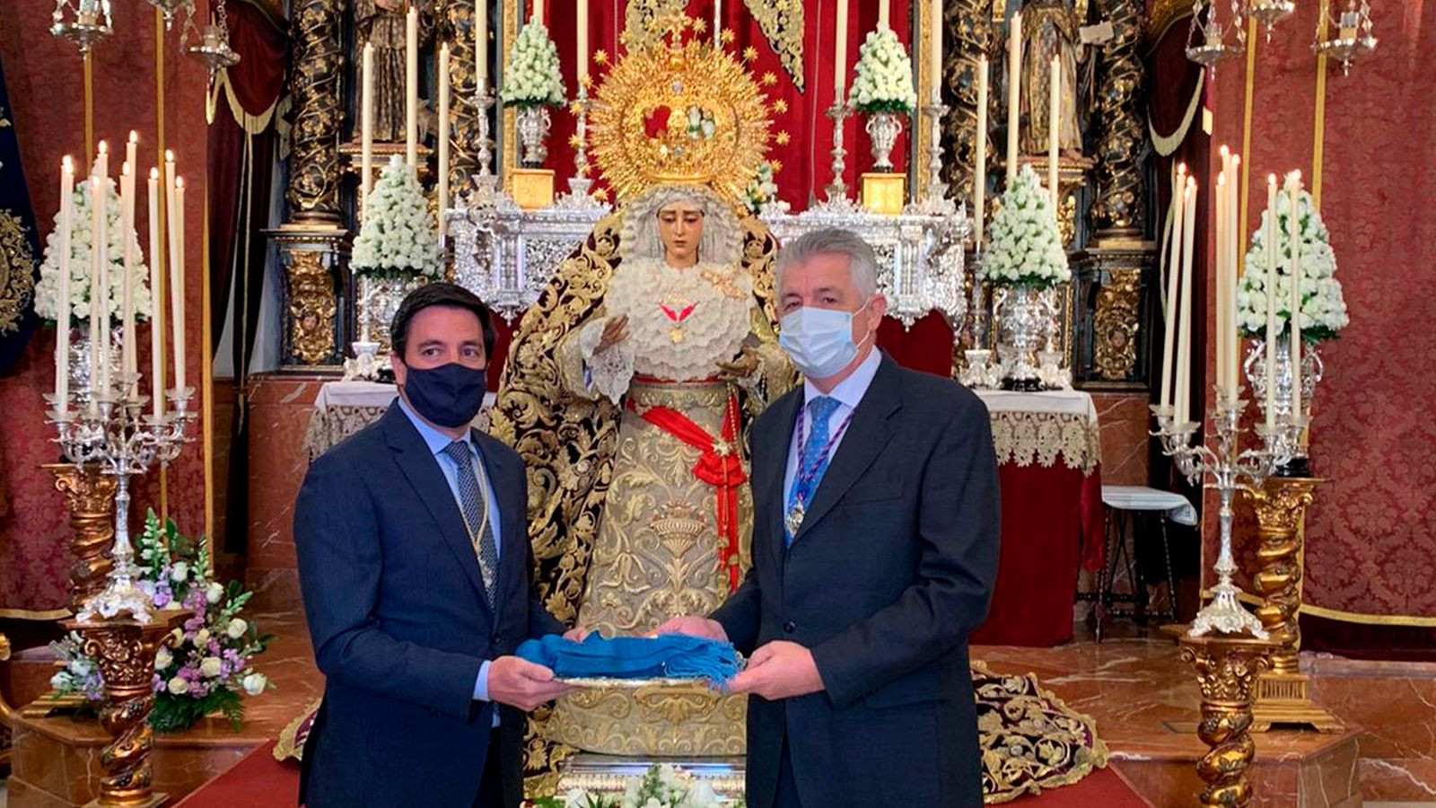 Momento de la entrega de la faja por parte del teniente general