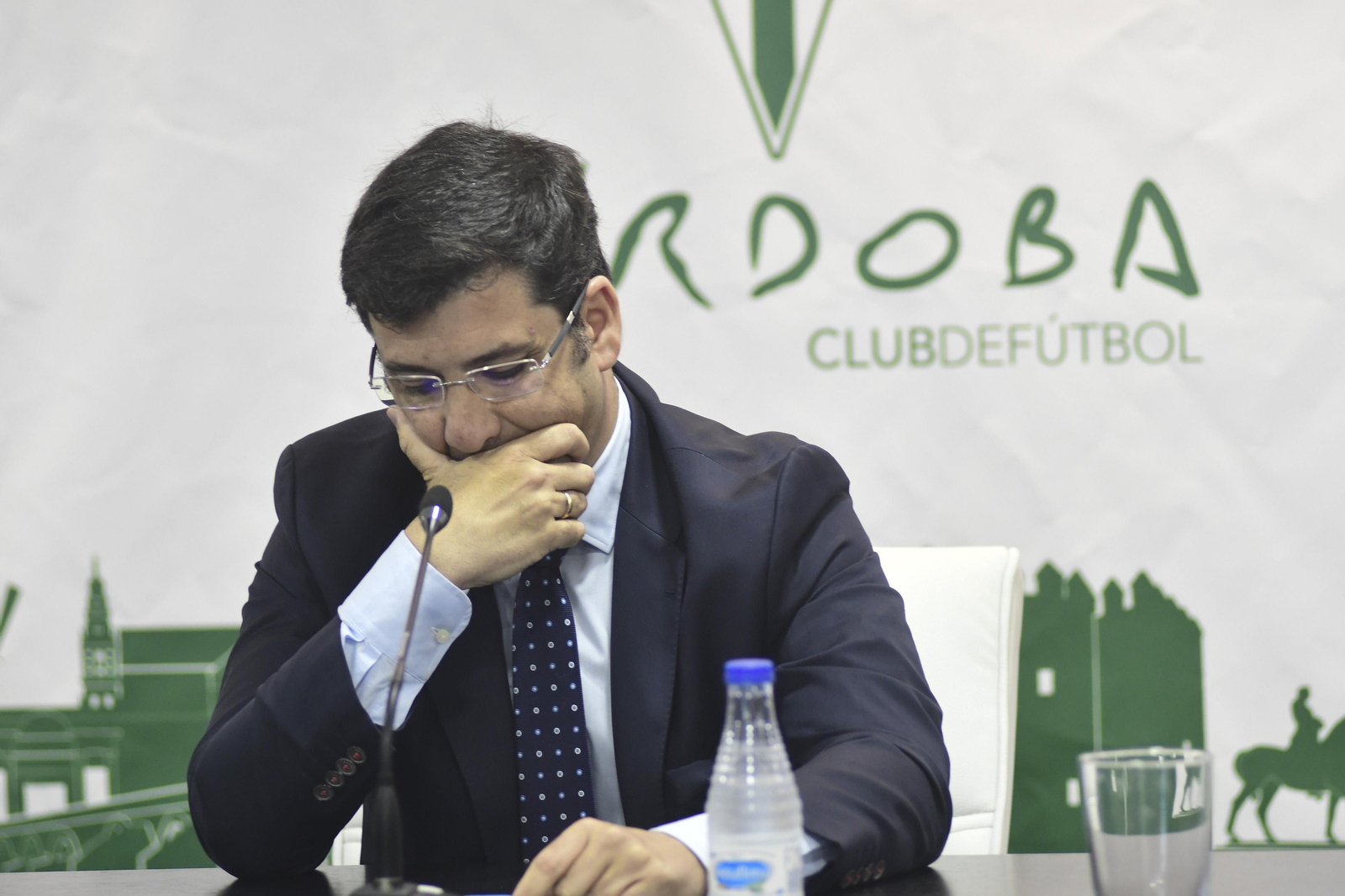 Jesús León, pensativo, durante una comparecencia de prensa en El Arcángel.