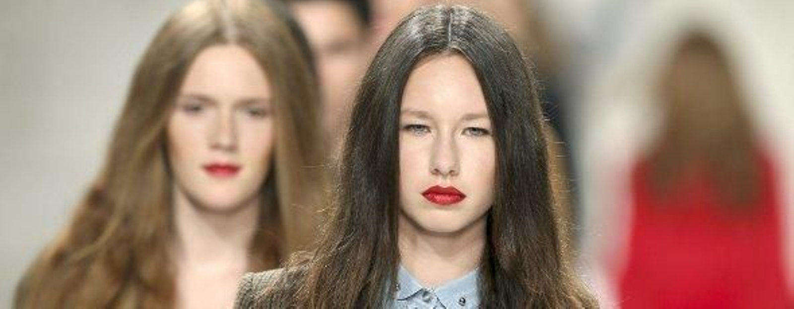 La actriz Emma Watson luce un maquillaje natural y labios naranjas.