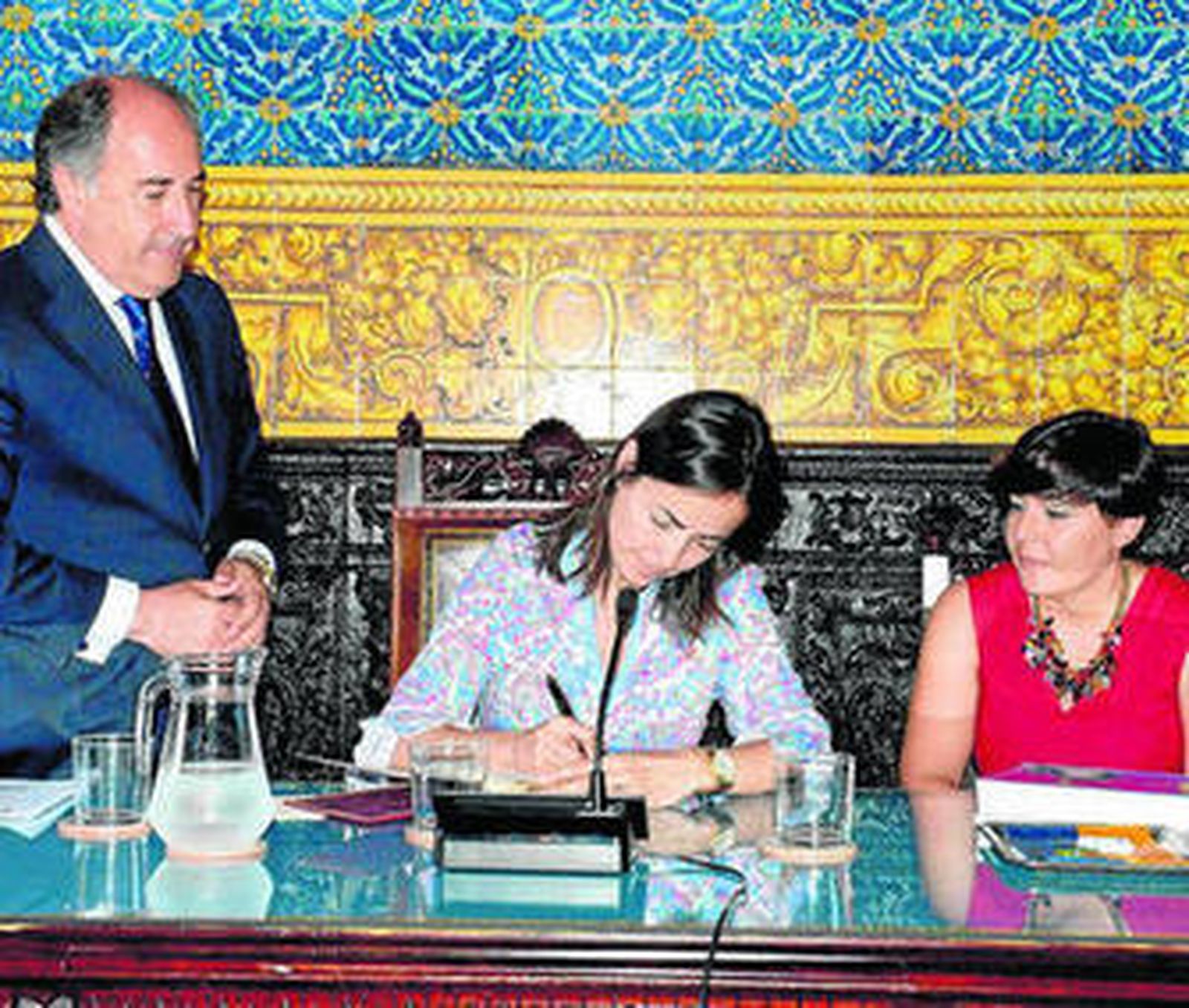 Imagen de la directora general de Tráfico firmando el Libro de Oro de la ciudad, ayer.