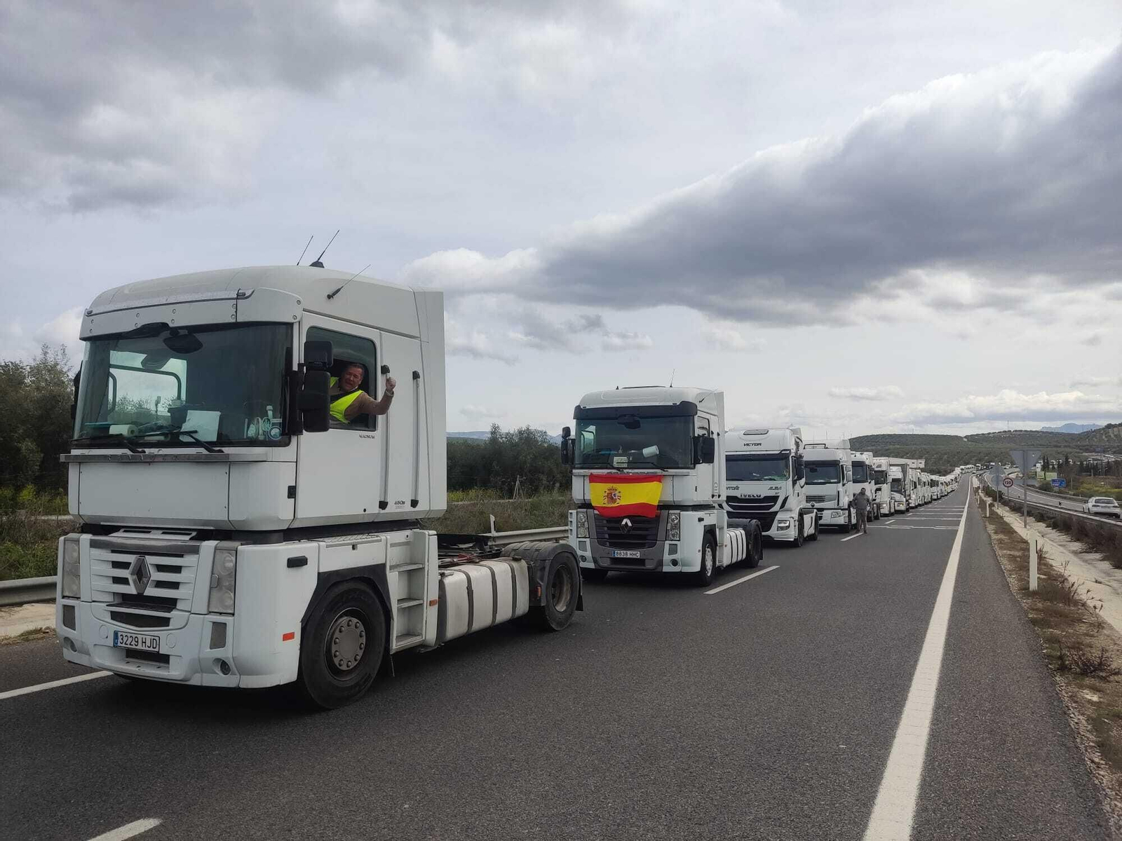 Marcha lenta de camiones en Lucena.