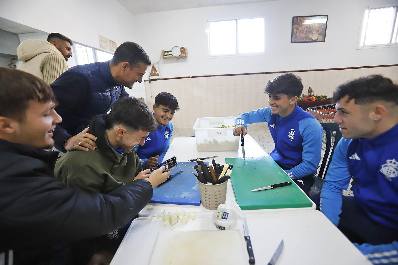 Imágenes del voluntariado de la plantilla del Recre en el comedor social Virgen de la Cinta.