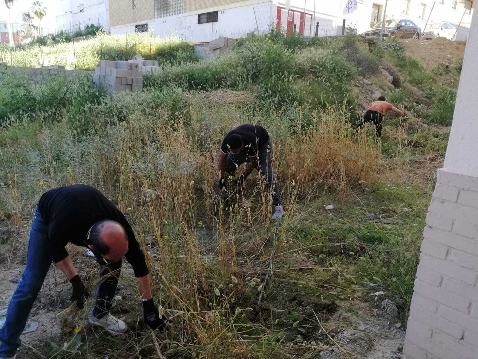 Imagen de los vecinos en las labores de adecentamiento de una de los solares.
