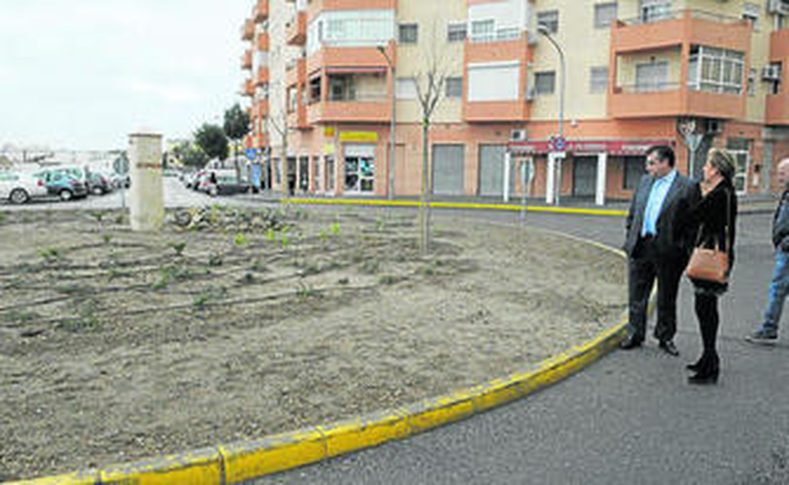 El alcalde, visitando la zona junto a la edil de Medio Ambiente, Marta Rodríguez.
