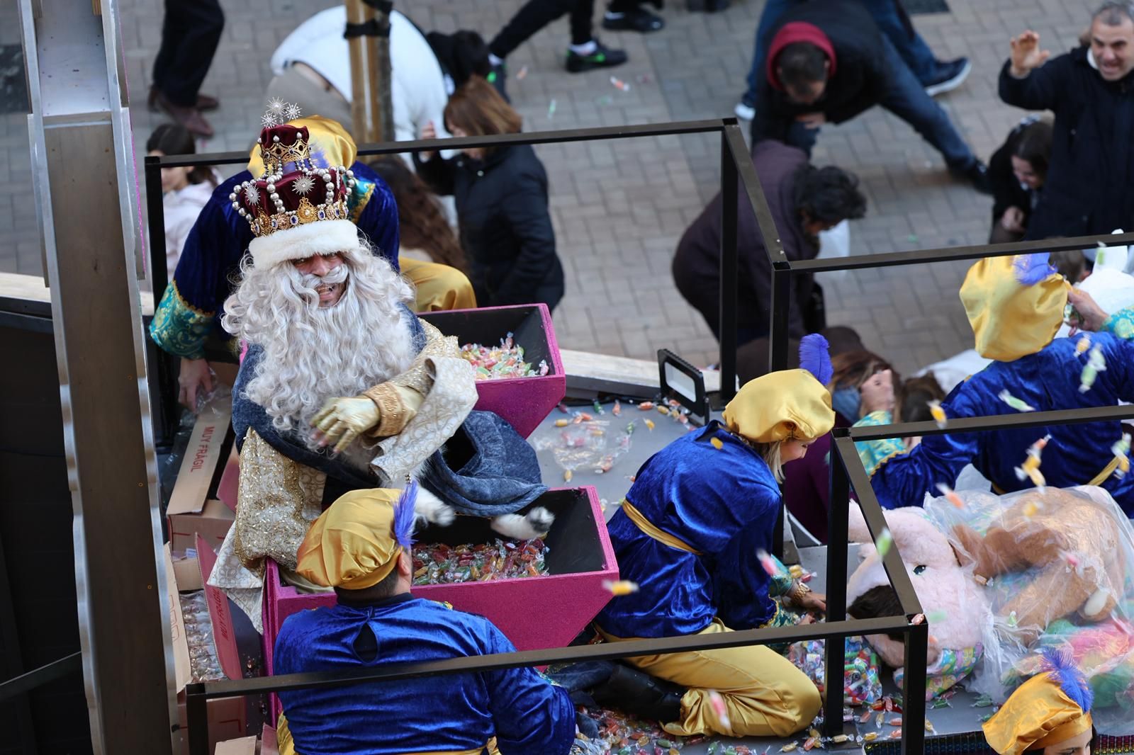 Fotografías de la salida de la Cabalgata de Reyes Magos de Huelva este 2026 por las calles de la ciudad