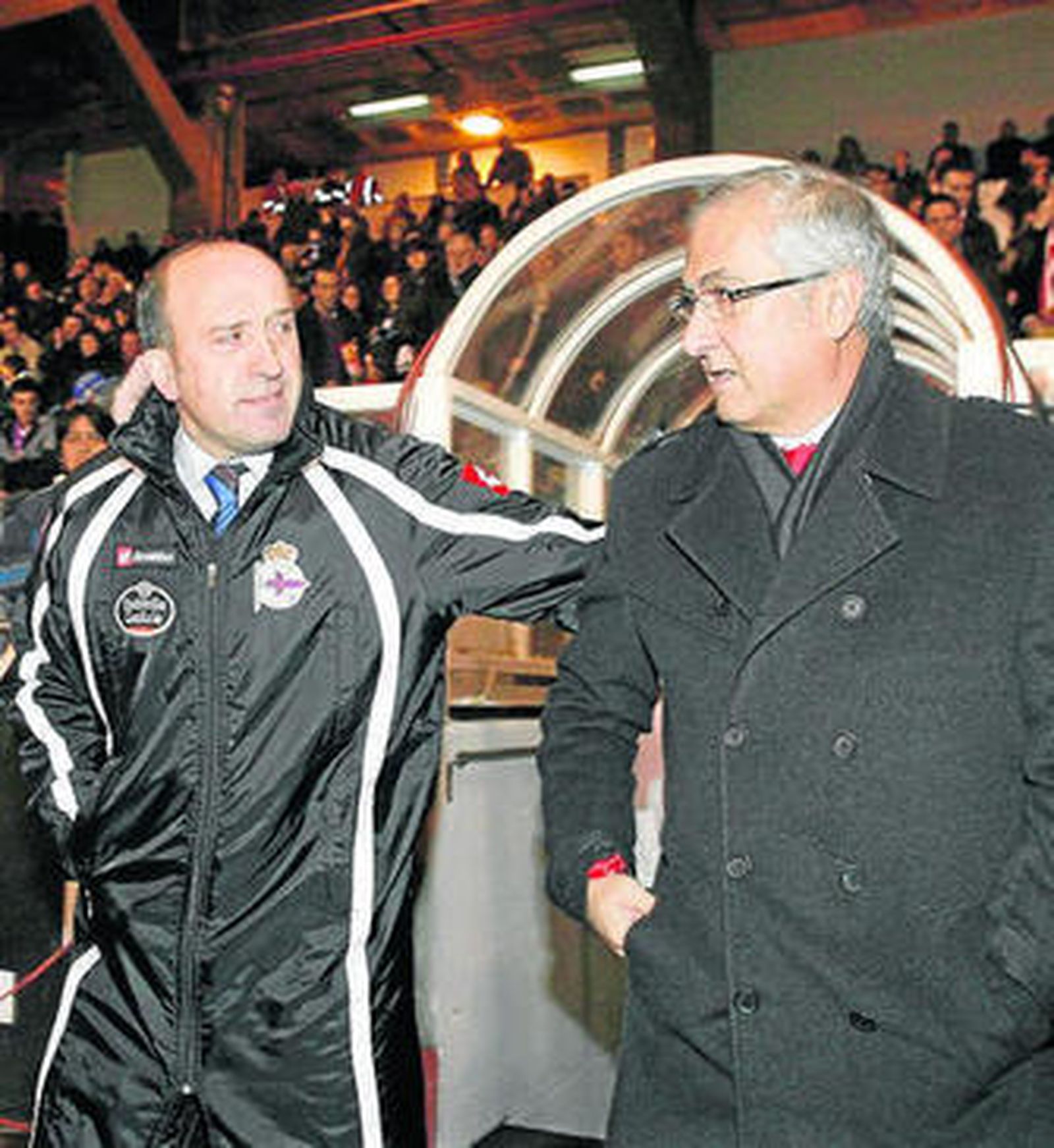 Gregorio Manzano se saluda con Miguel Ángel Lotina.