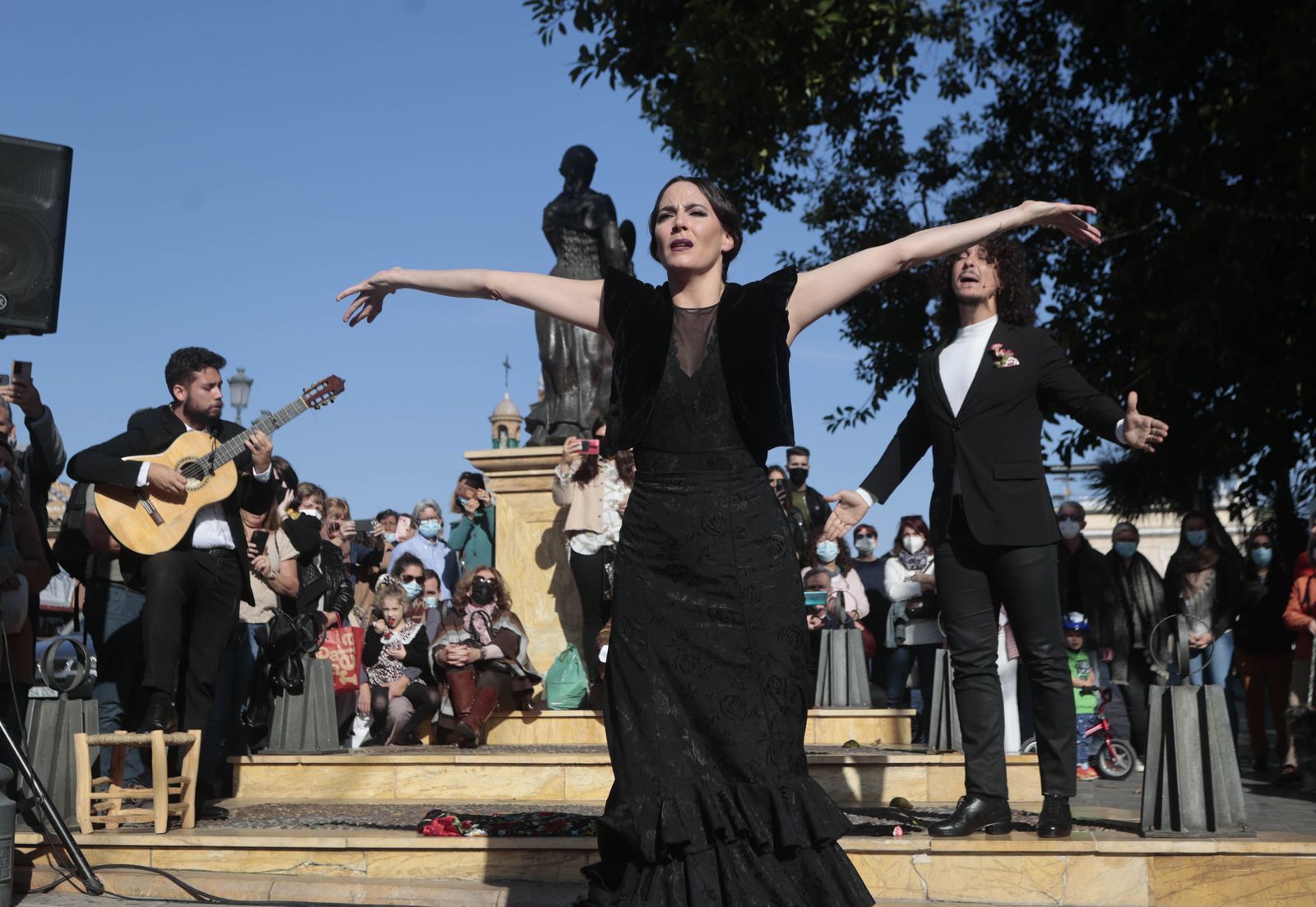 La Piñona en la Plaza del Altozano inaugurando con su baile el ciclo 'Sevilla pellizca' ideado por Sara Arguijo.