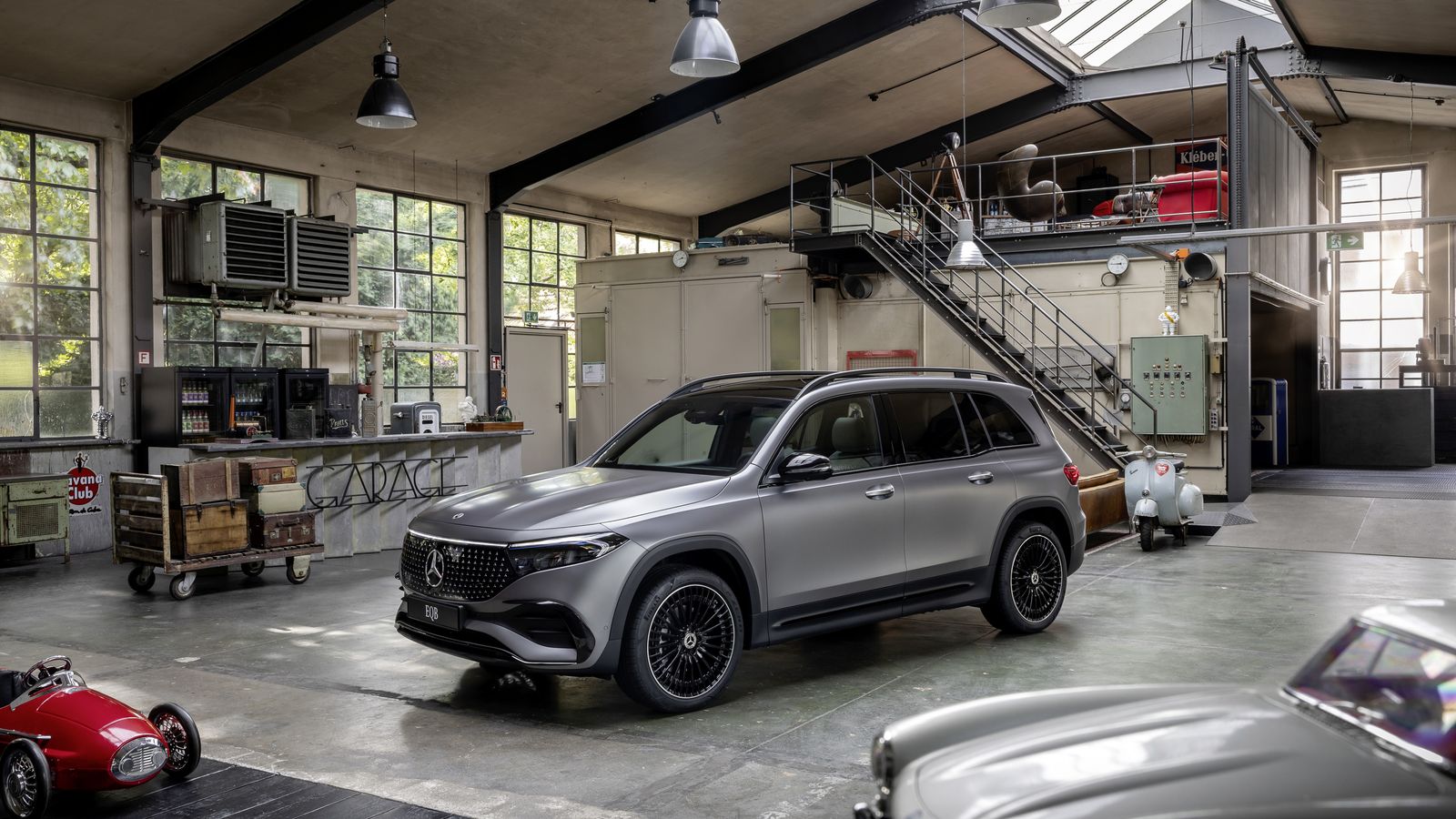 El nuevo frontal liso aproxima más a estos dos SUV a sus hermanos mayores también eléctricos.