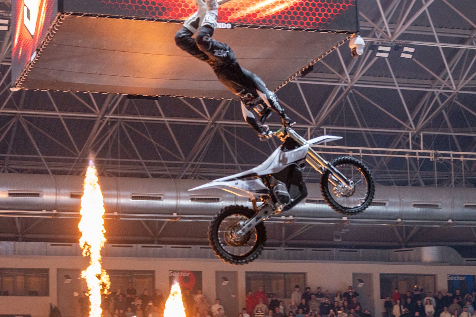 En imágenes: el Olivo Arena vibra con piruetas y motor en estado puro en el Soloflow Freestyle (1)