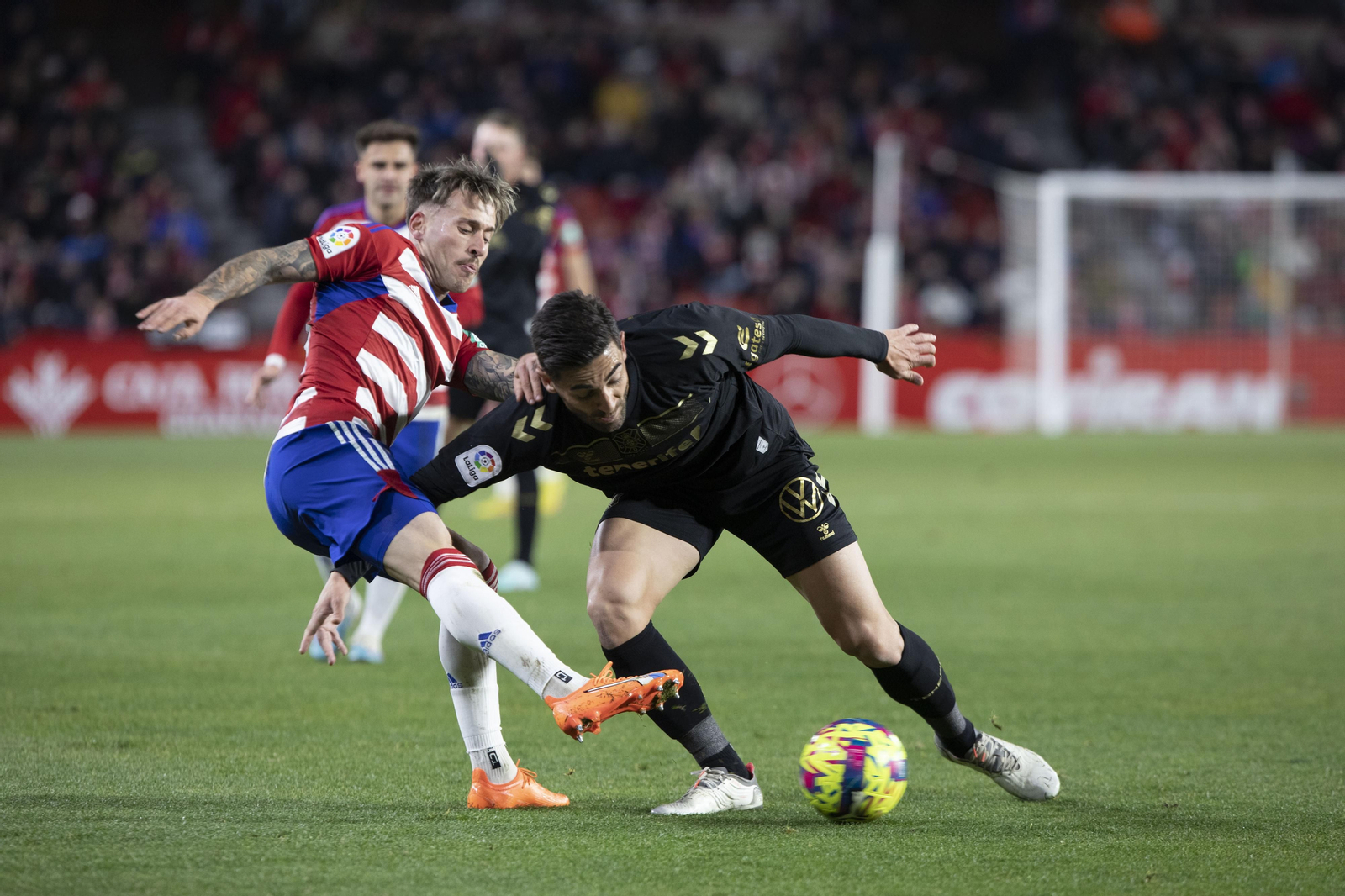 Ricard pugna por el balón con un jugador del Tenerife