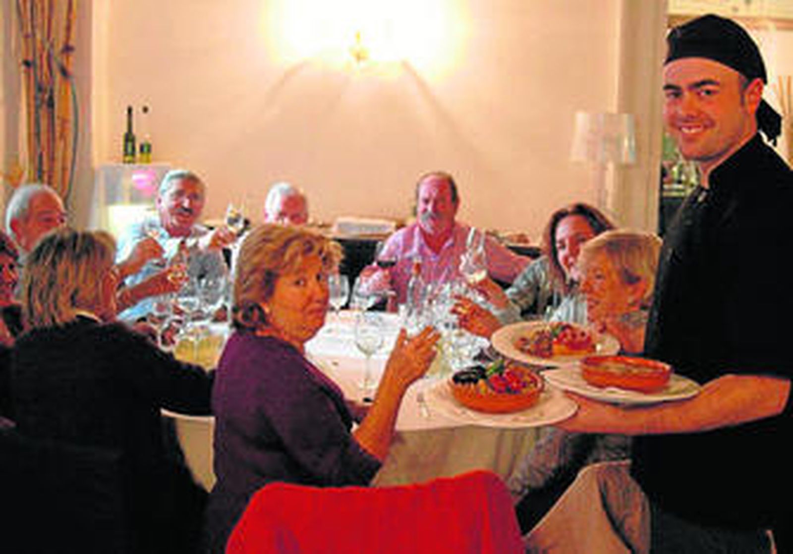 Comensales brindan en el restaurante La Catedral, en Almería.
