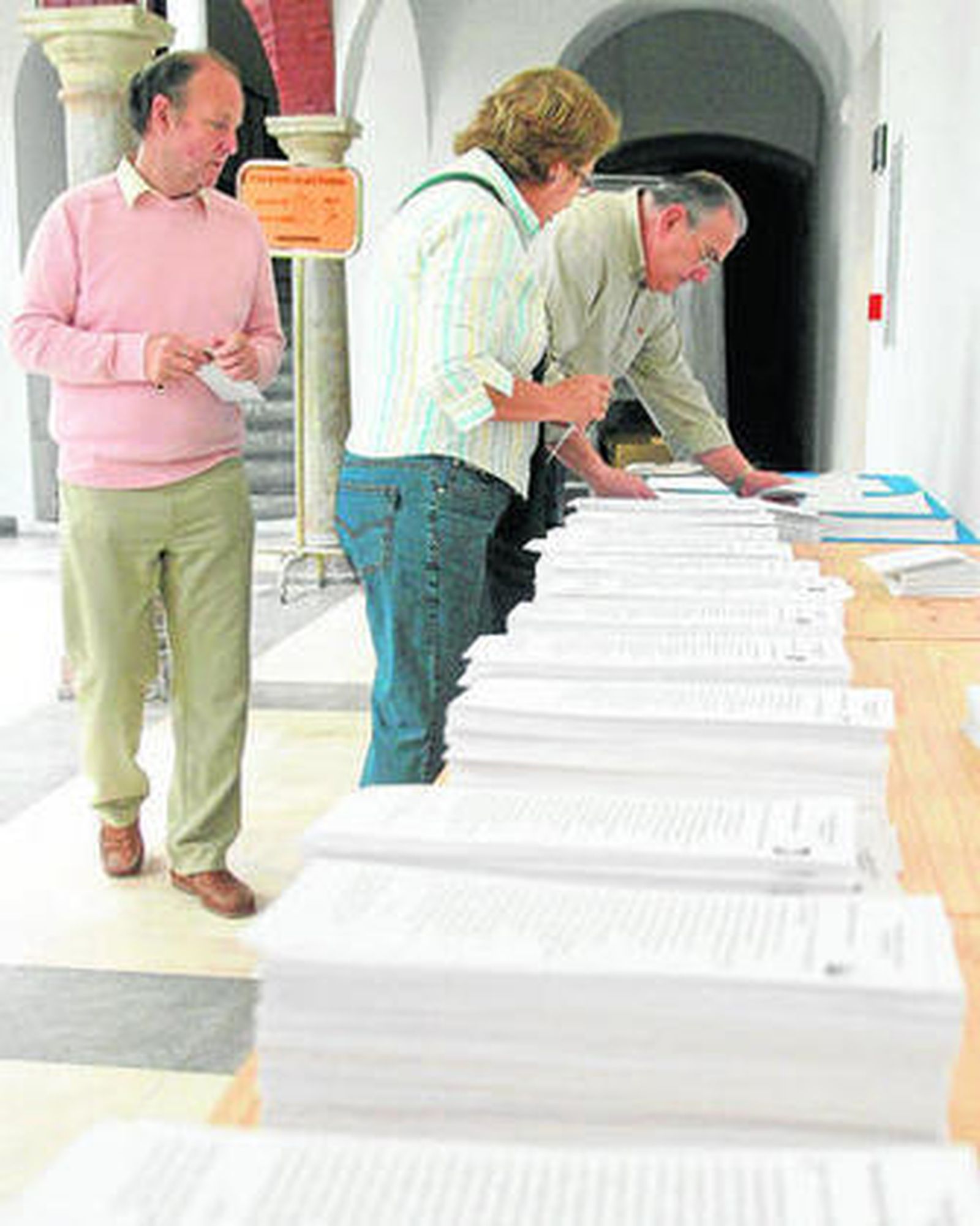 Votantes buscan su papeleta, en las elecciones de 2007.