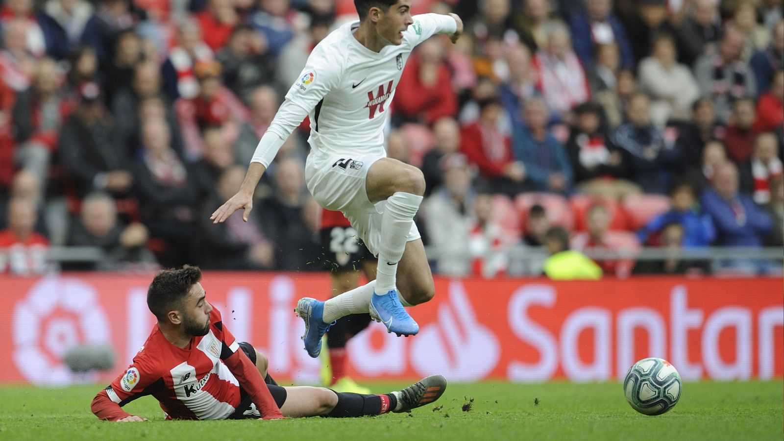 Carlos Fernández salta para evitar una entrada de Unai López.