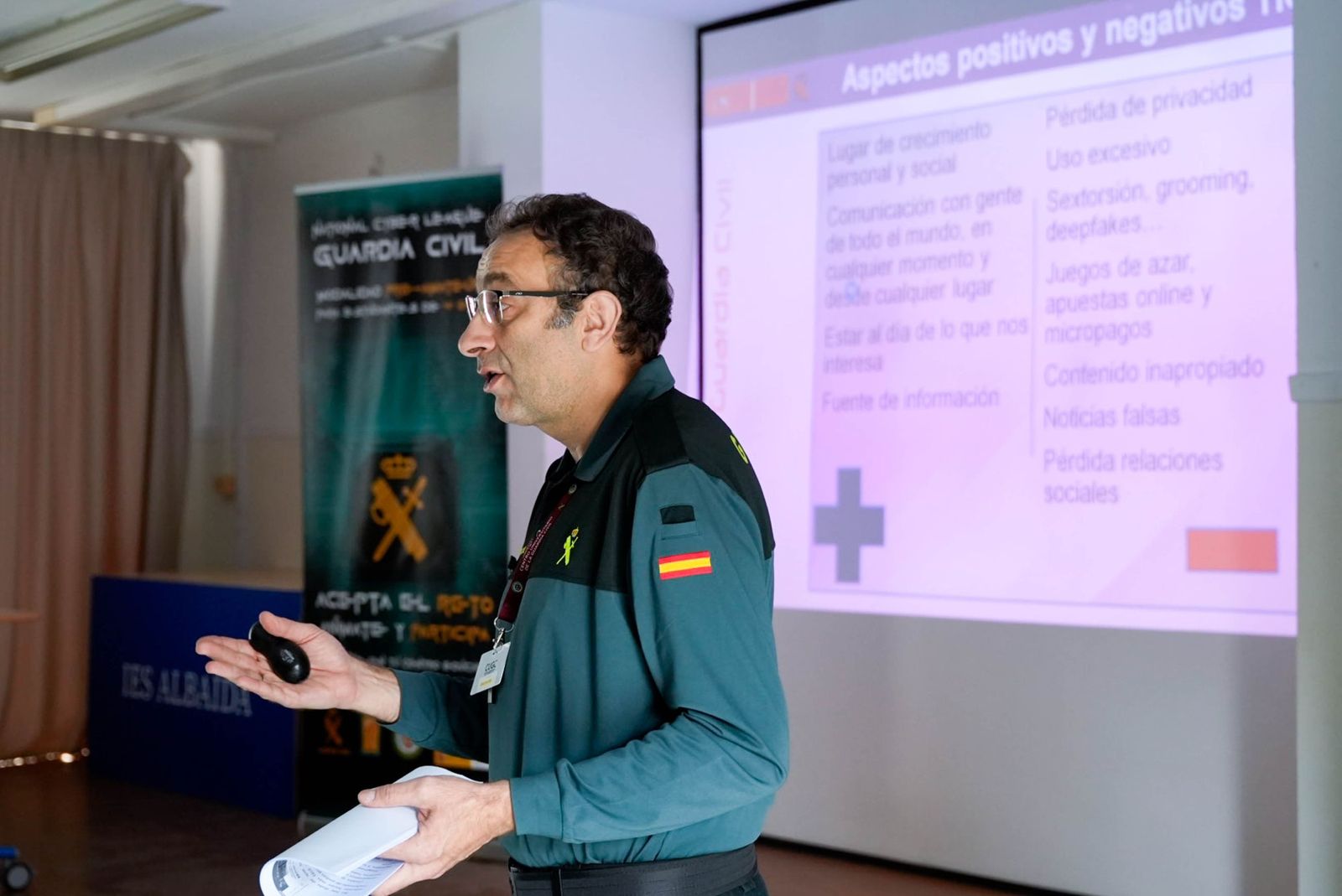 Las imágenes de la Ciberliga de la Guardia Civil en el IES Albaida