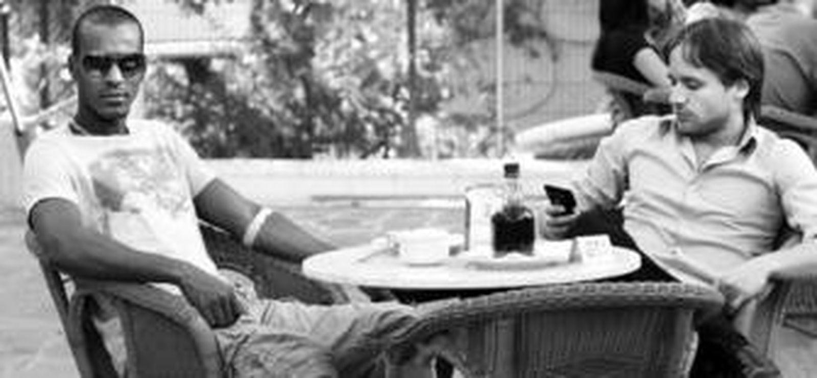 Adboluay Konko mira al fotógrafo mientras desayuna junto a su representante, Daniele Conte, tras el reconocimiento médico.