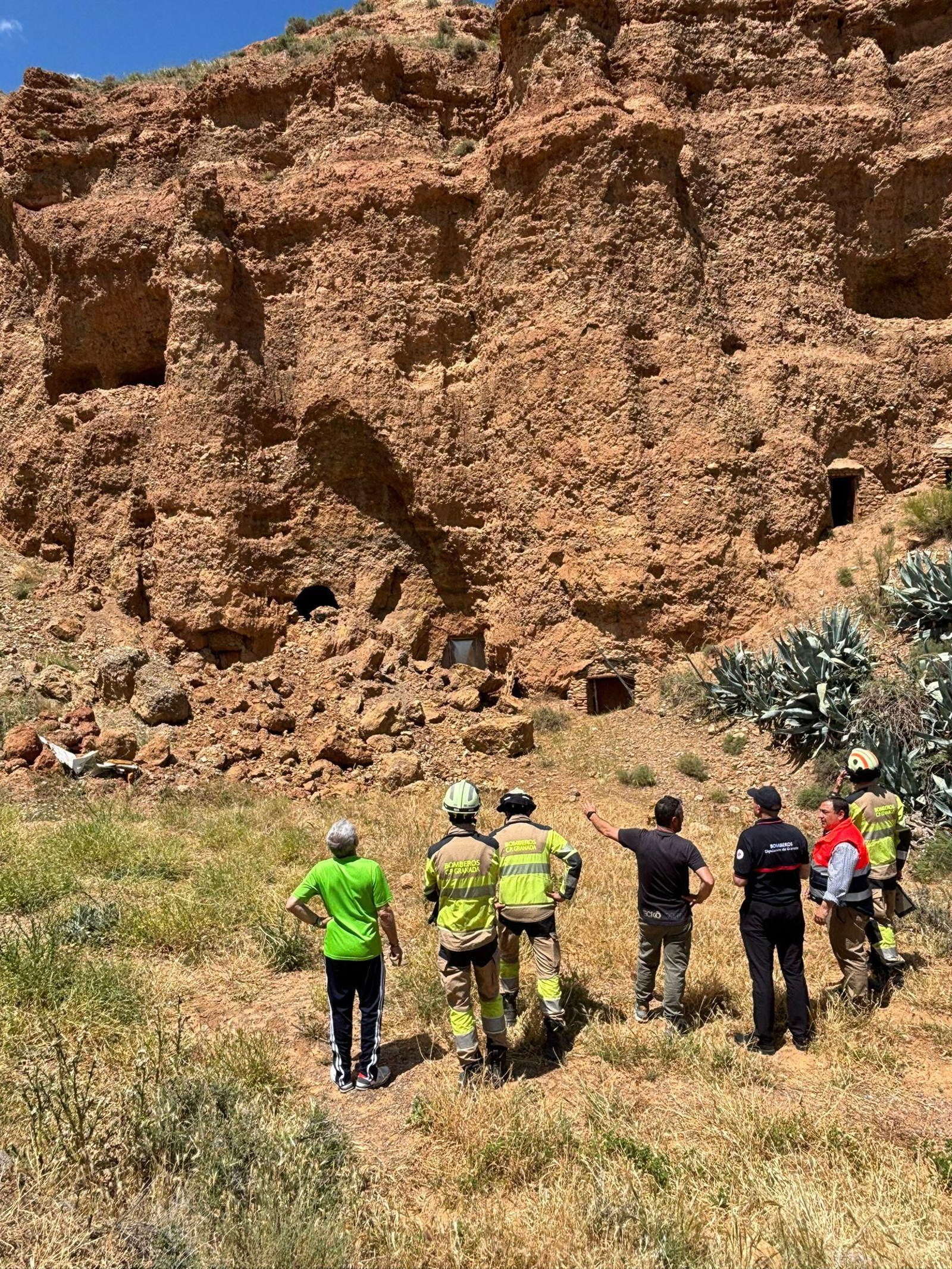 Efectivos de emergencias valoran el desprendimiento.