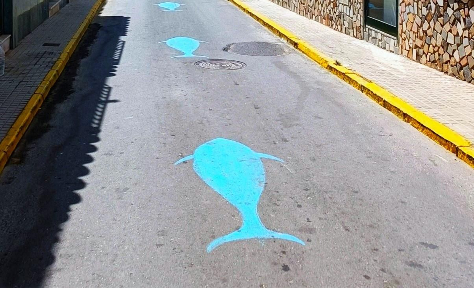 Atunes pintados en el asfalto de las calles de Zahara de los Atunes