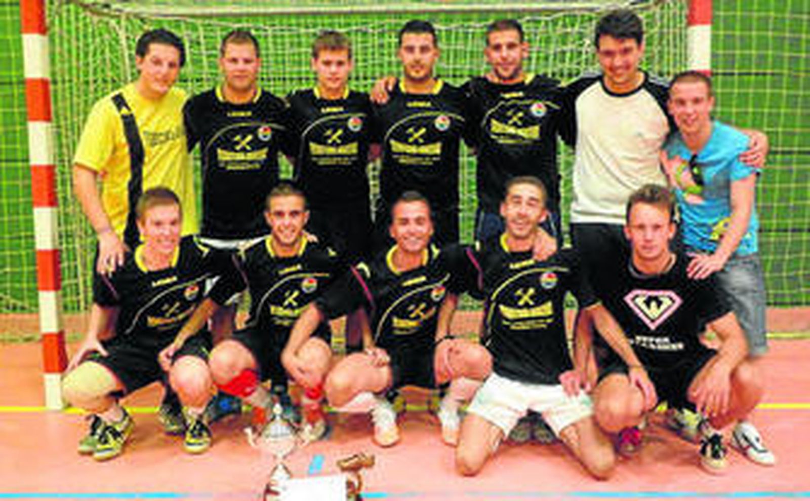 El Ferretería Aracena posa con el trofeo de campeón del torneo.