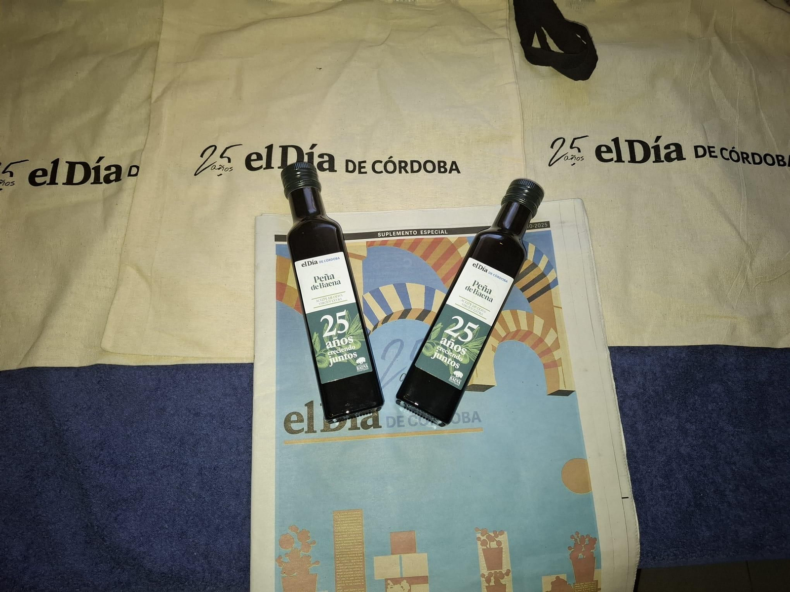 Un detalle para los asistentes: una 'tote bag' con AOVE Peña de Baena y el especial del aniversario