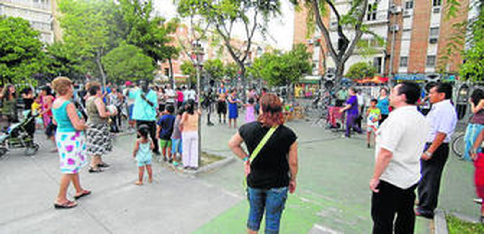 El cantautor Rody Sousa ameniza el encuentro vecinal realizado recientemente.