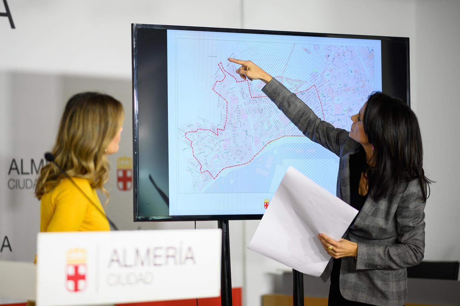 María del Mar García Lorca indica sobre plano la ZBE de Almería capital.