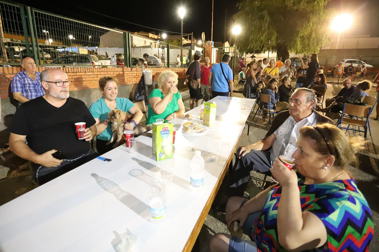 Imágenes de los evacuados de  Almonaster acogidos en Cortegana por el incendio