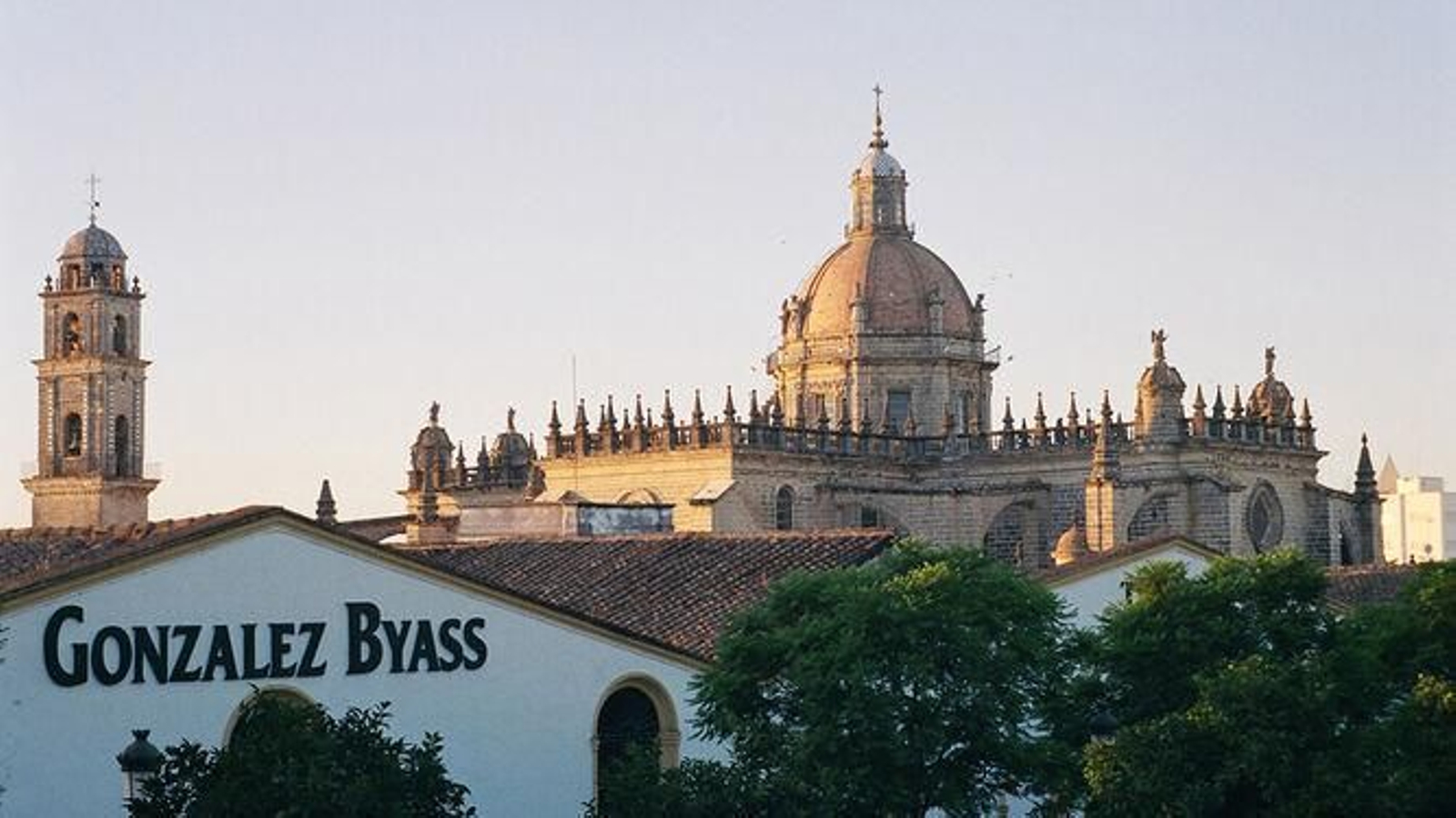 Fachada de González Byass Fachada de González Byass