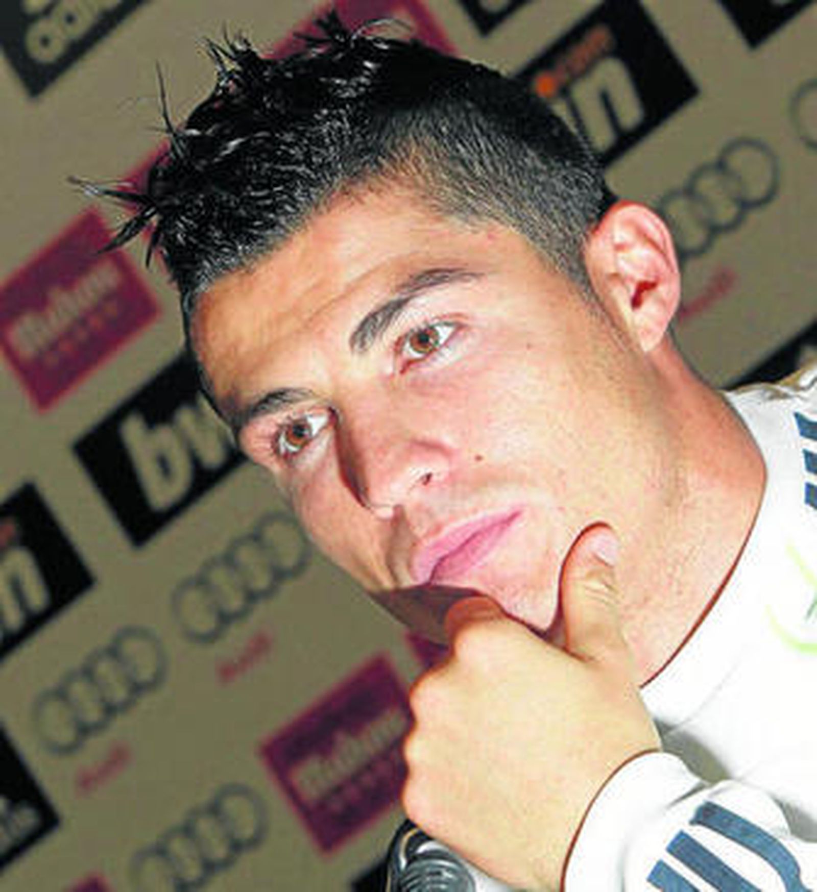 Cristiano Ronaldo escucha a un periodista durante su rueda de prensa de ayer.