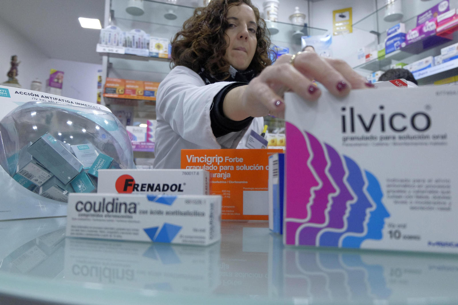 Una farmacéutica muestra antigripales.