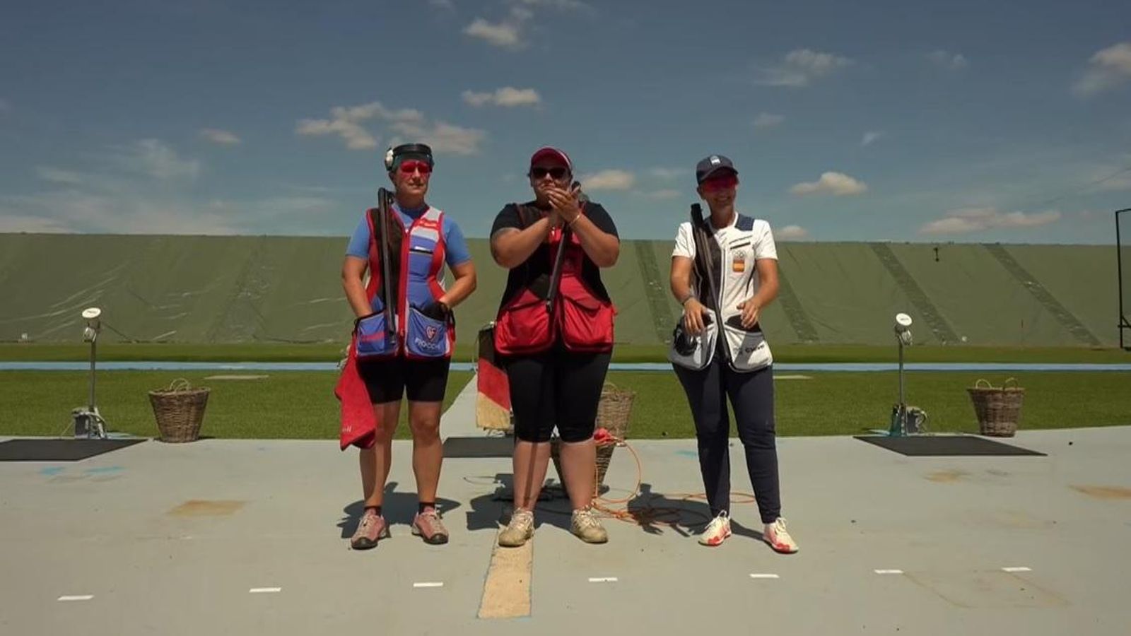Fátima Gálvez, a la derecha en la imagen, junto a sus compañeras en el podio del foso olímpico en Chateauroux (Francia).