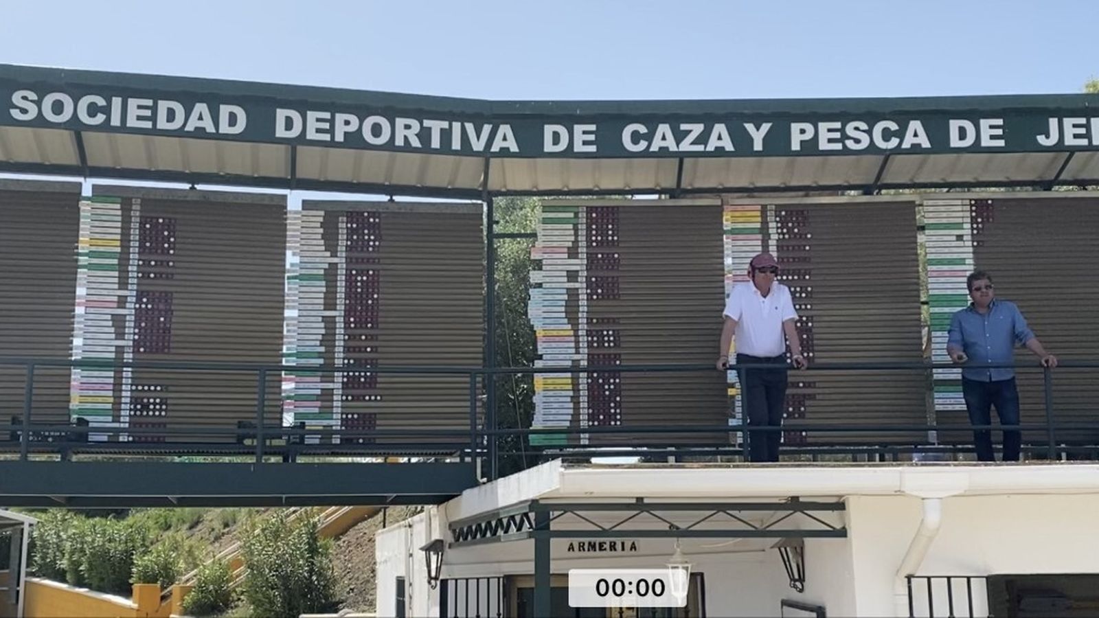 Pizarra de participantes en la tirada benéfica.