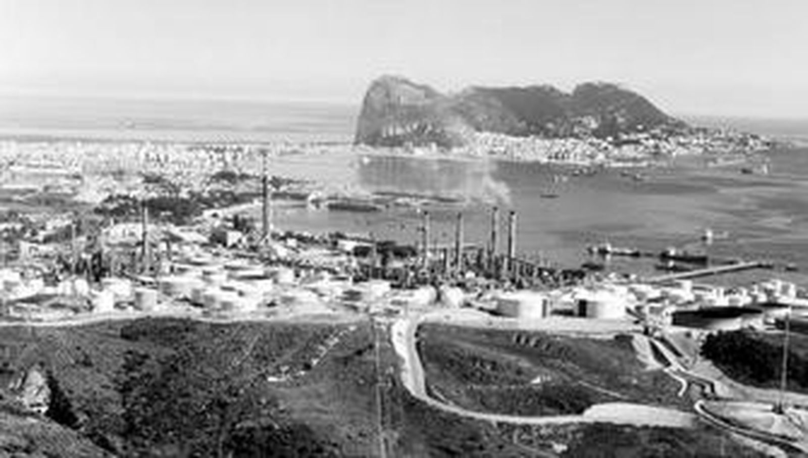 El Campo de Gibraltar es un hervidero de actividad industrial, como muestra esta imagen de Guadarranque, y en los últimos años también inmobiliaria.