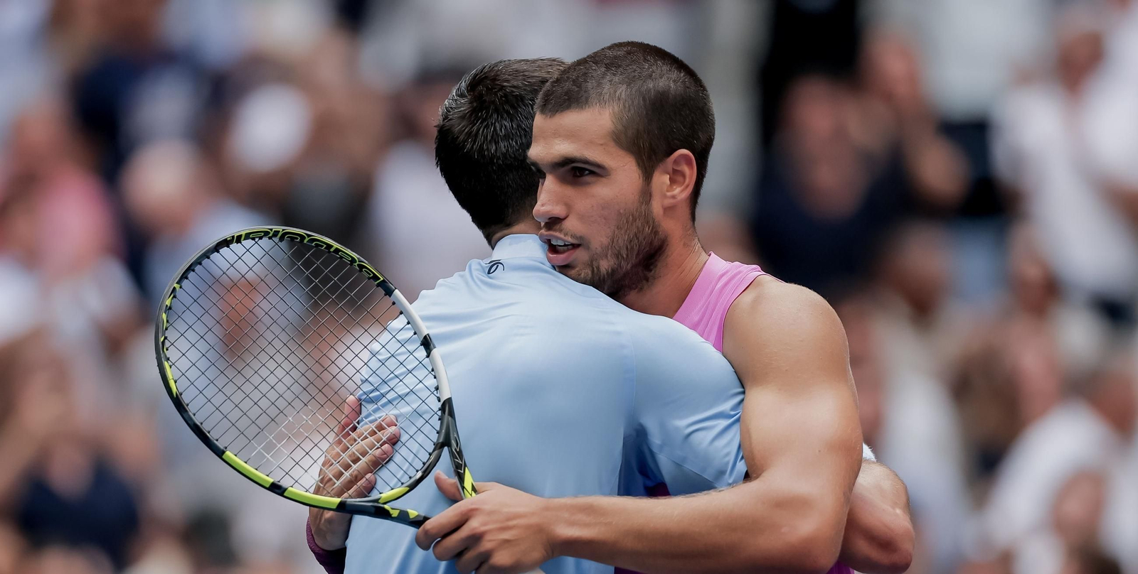 Carlos Alcaraz recibe la felicitación de Djokovic tras su triunfo.