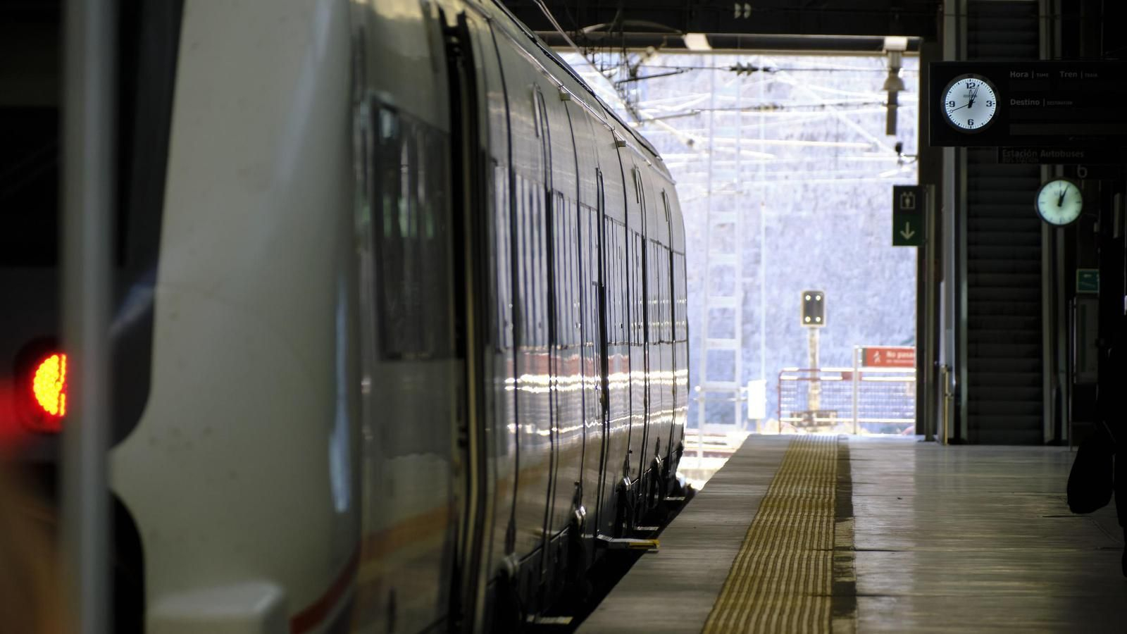 Un tren en la estación de Renfe de Cádiz.