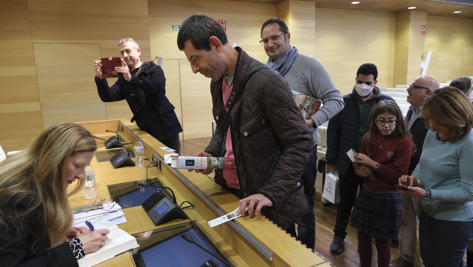 Imágenes del Diario de los Libros con la escritora ganadora del Premio Planeta 2022, Luz Gabás
