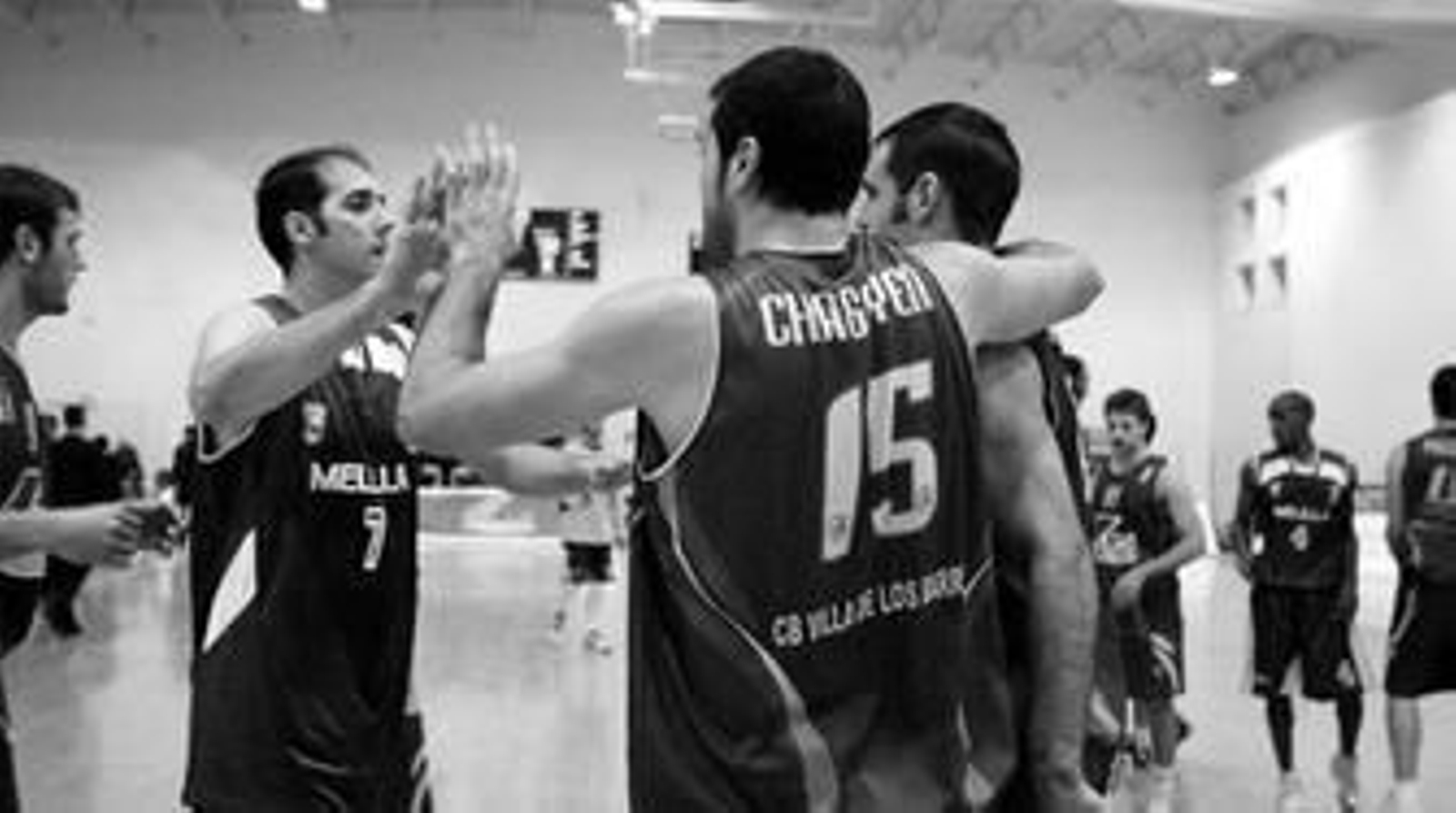 El ex barreño Juanma Ruiz (i) felicita a Jesús Chagoyen y Antxón Iturbe al término del último Villa de Los Barrios-Melilla.