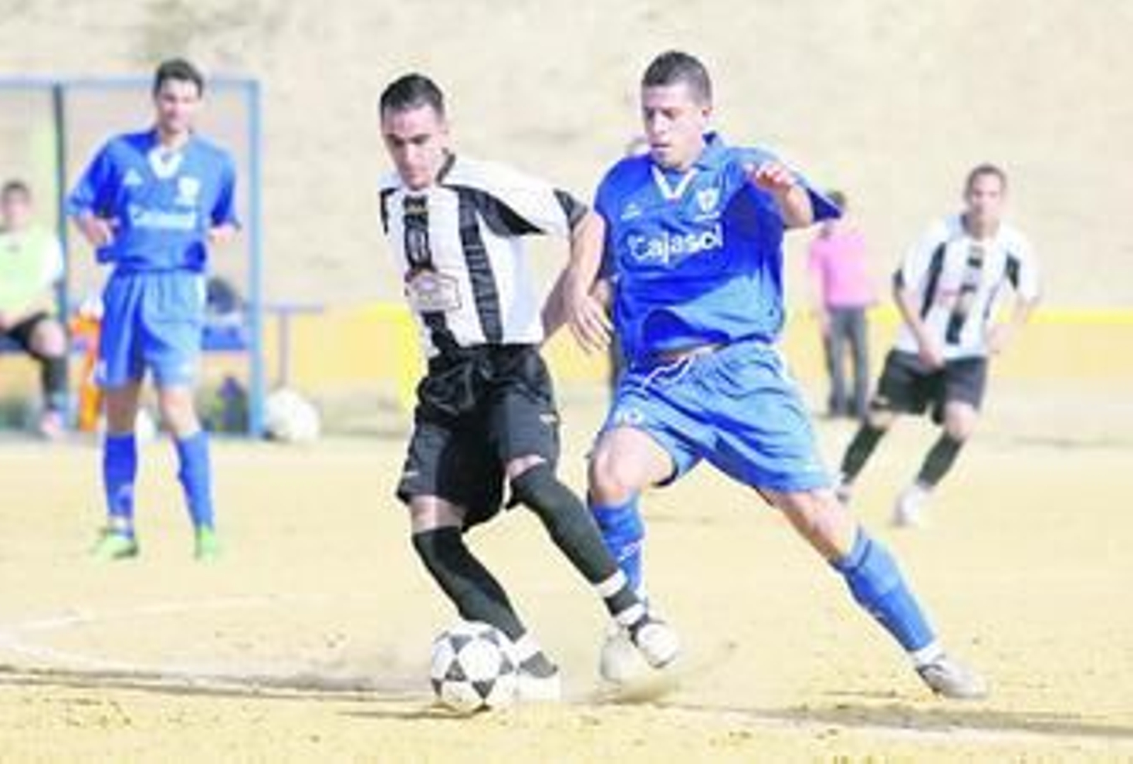 El fútbol 'regresó' a Beas con un atractivo duelo ante el Nerva, en la imagen, un lance del mismo.
