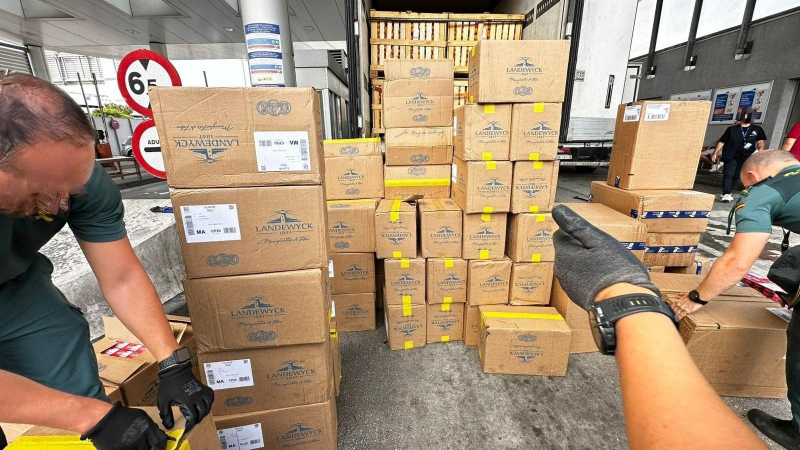 La Guardia Civil interviene 28.000 cajetillas de tabaco de contrabando en el Puerto de Algeciras.