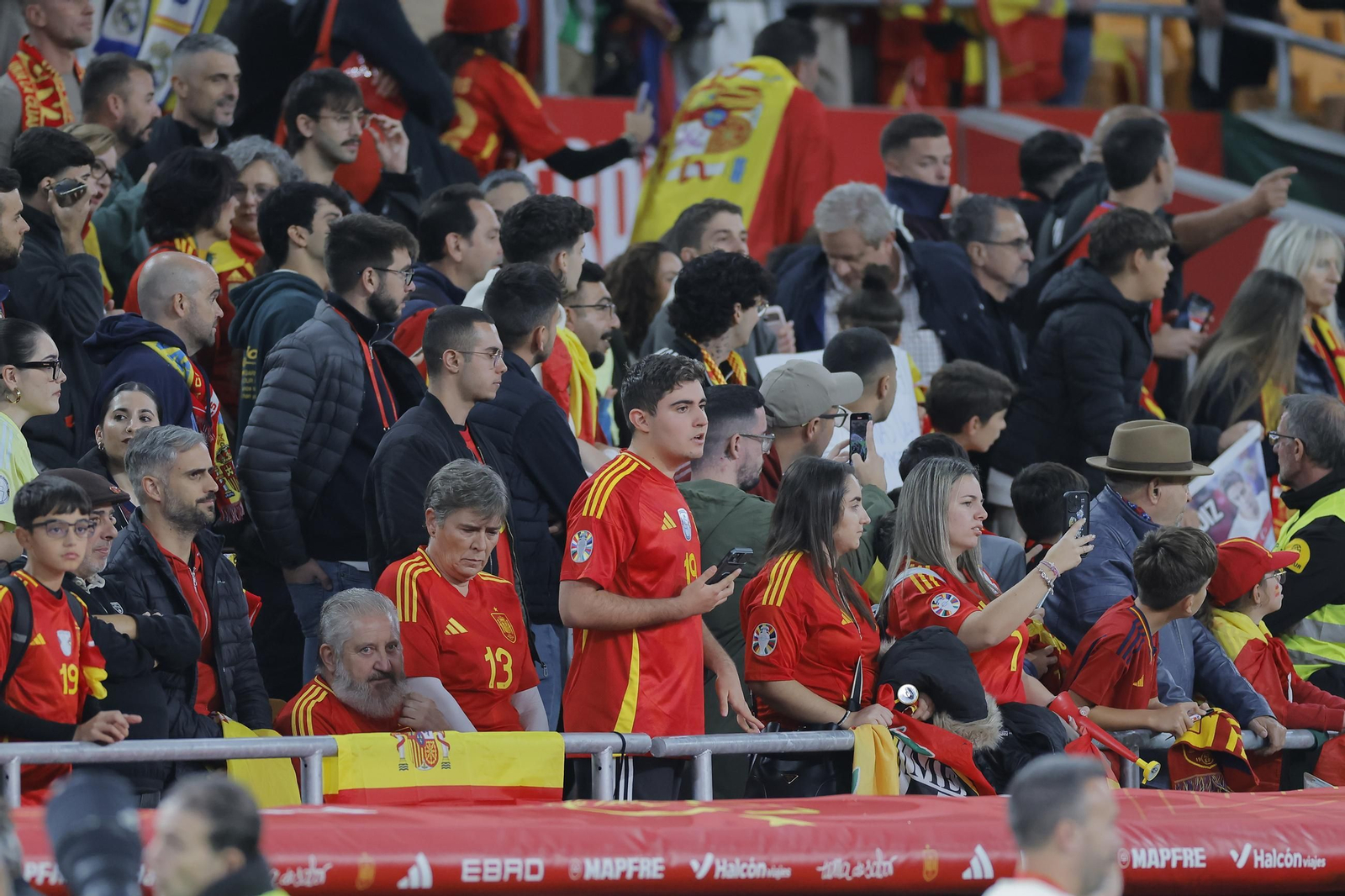 Búscate en las fotos del España - Turquia