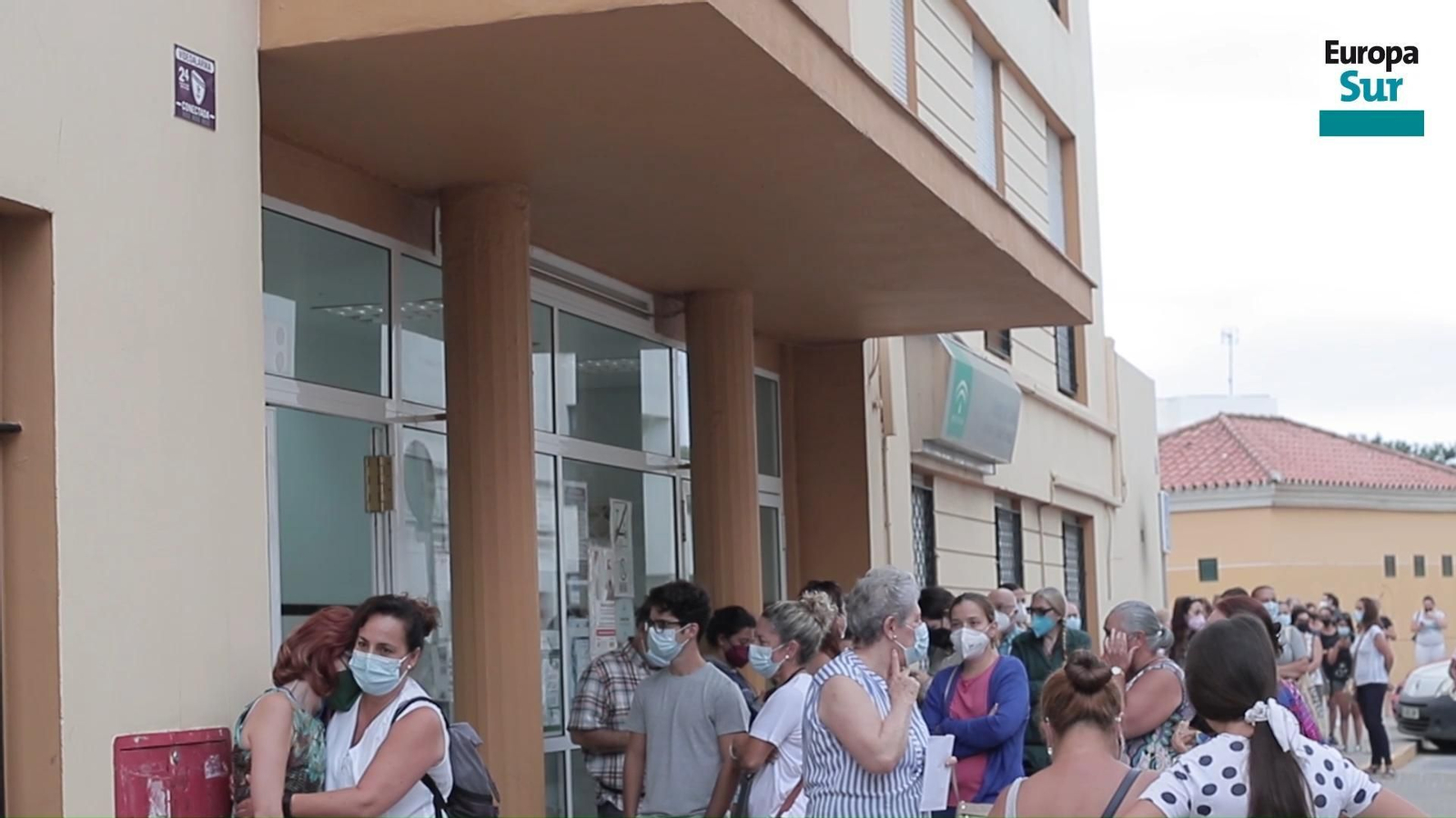 Colas interminables en el centro de salud La Velada, La Línea