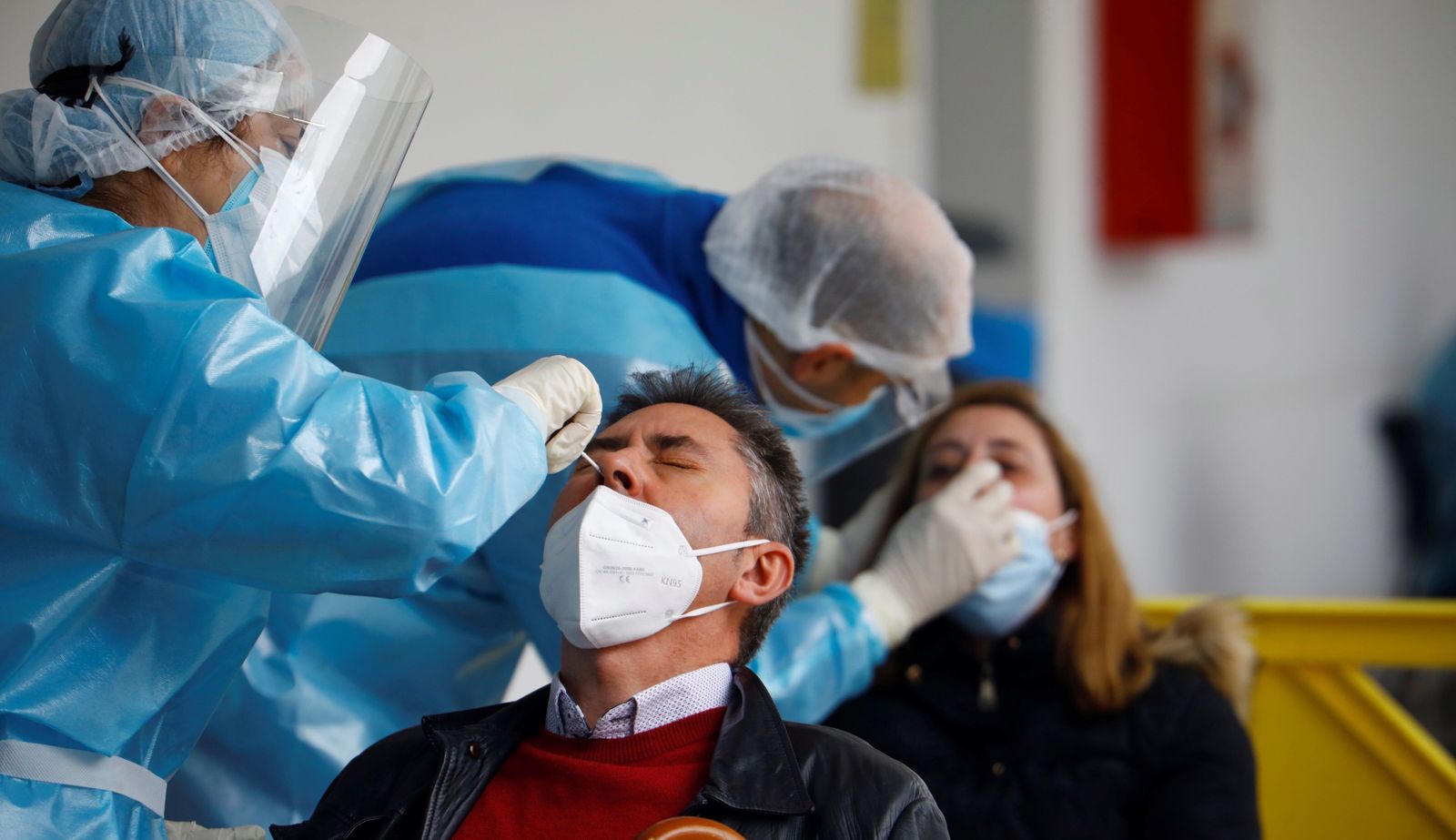 Personal sanitario realiza pruebas de coronavirus en Córdoba.