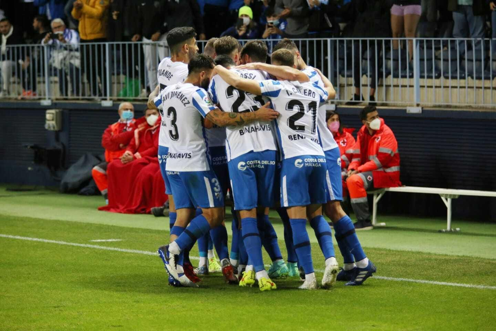 El Málaga celebra el gol al Tenerife.