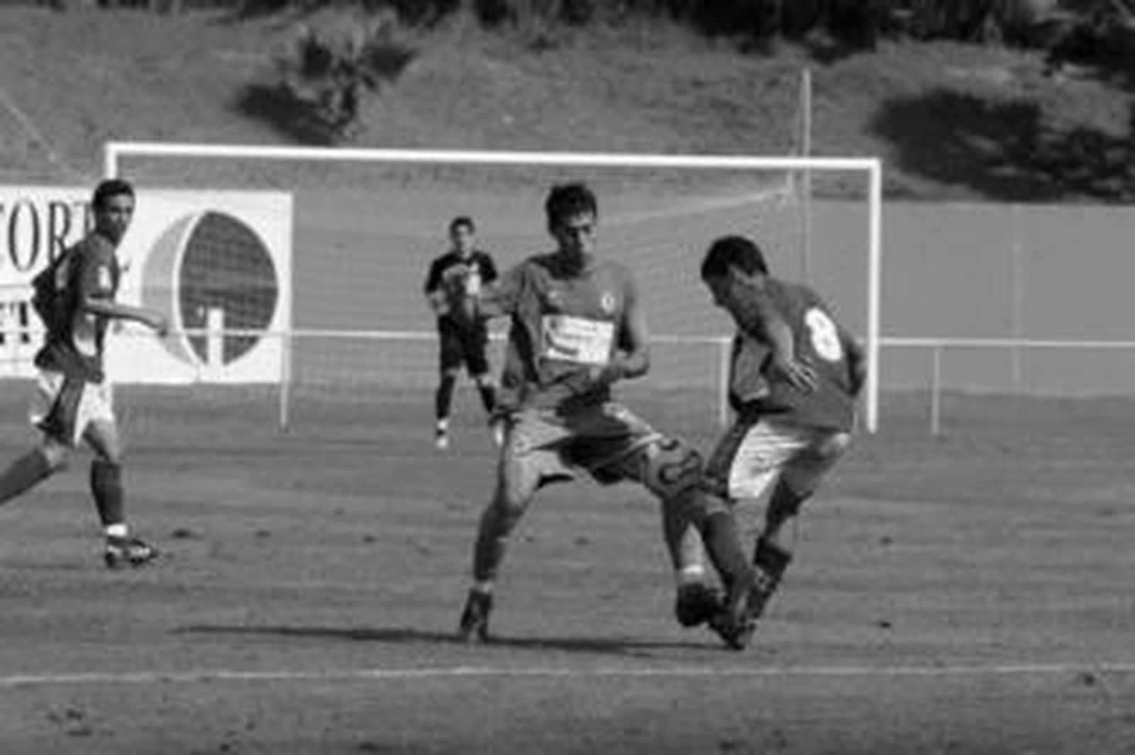 Iván Pelayo intenta arrebatar el balón a un jugador del Xerez B.