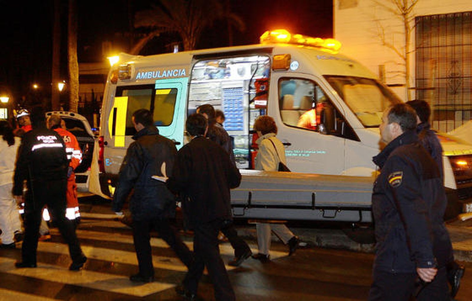 Uno de los fallecidos es trasladado fuera de la residencia.

Foto: Antonio Pizarro / EFE