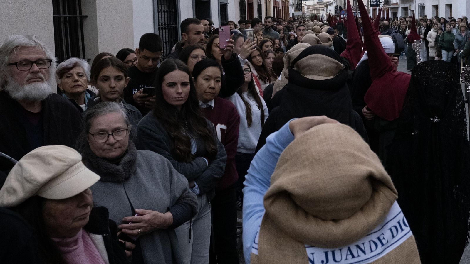 Costaleros se abren paso entre el público y los penitentes.