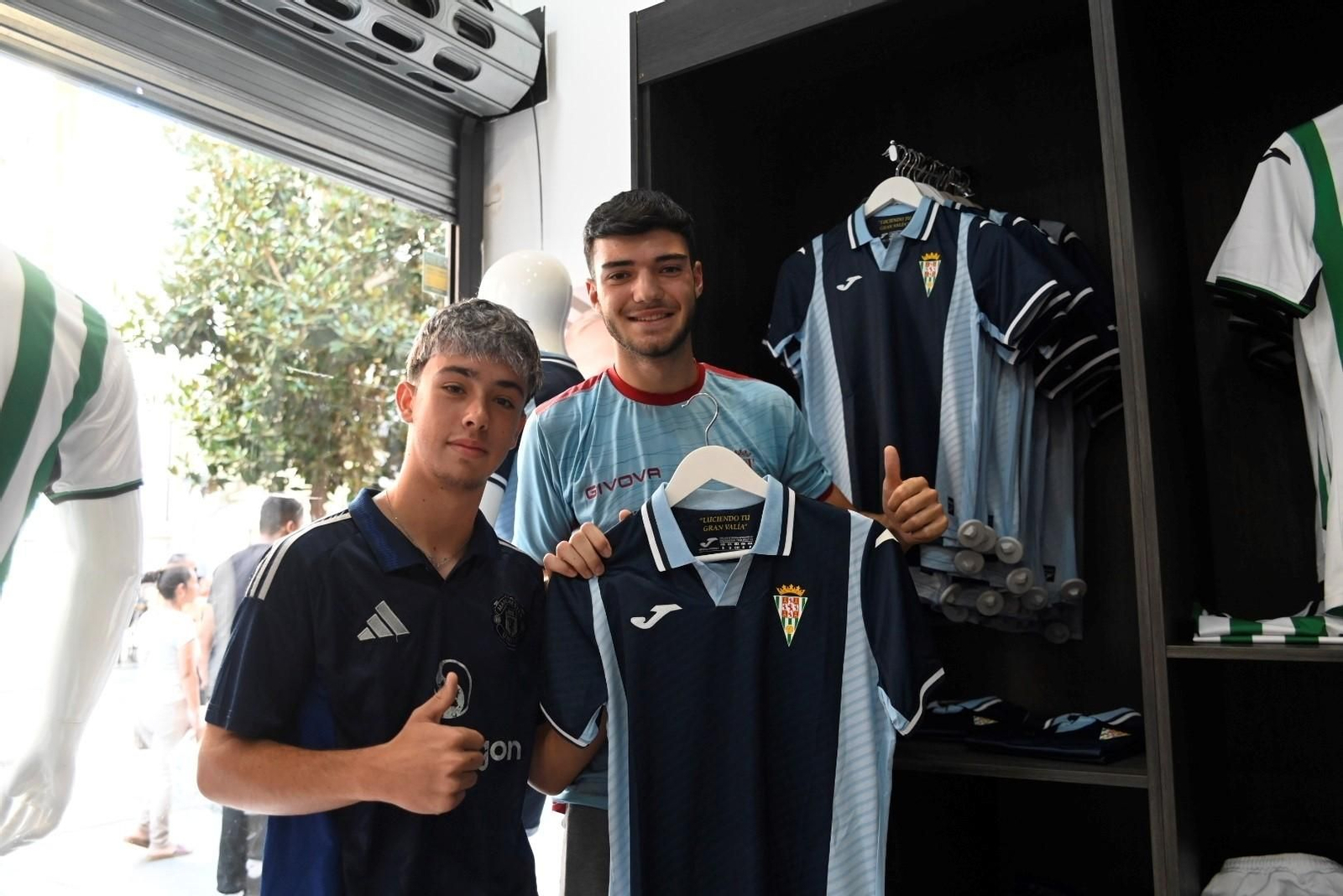 Las mejores fotos del primer día de venta de las nuevas camisetas del Córdoba CF
