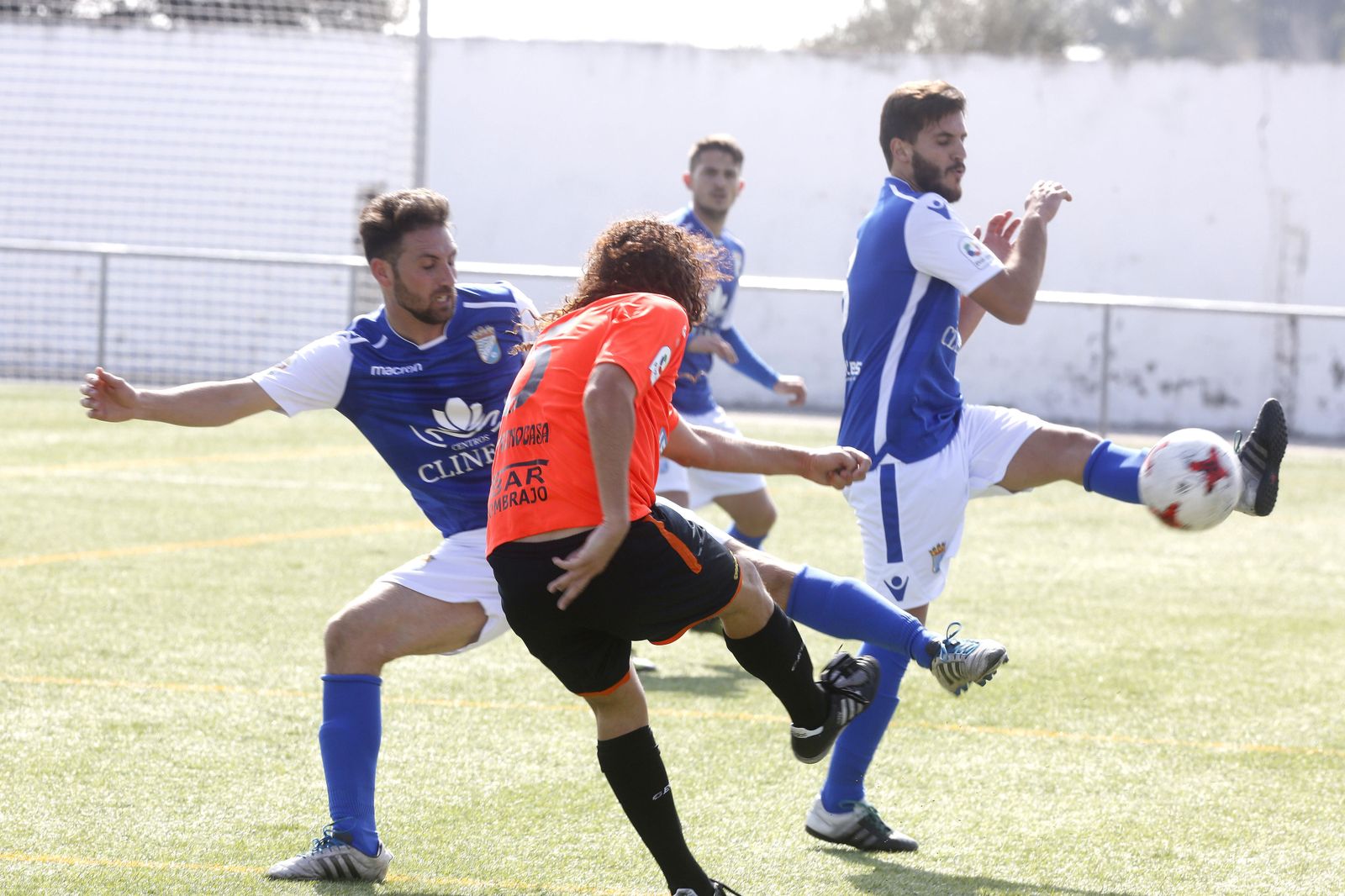 Un defensa local bloquea un disparo de Álex Fornell.